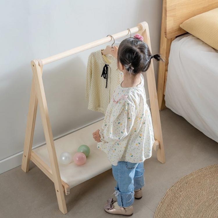 【送料無料】折りたたみ キッズハンガーラック 木製 幅約83cm ハンガーラック 子供 キッズ コートハンガー ハンガー ラック 子供服 洋服掛け ハンガーポール ポールハンガー 衣類収納 頑丈 コンパクト 省スペース 収納 子供部屋 リビング [3]