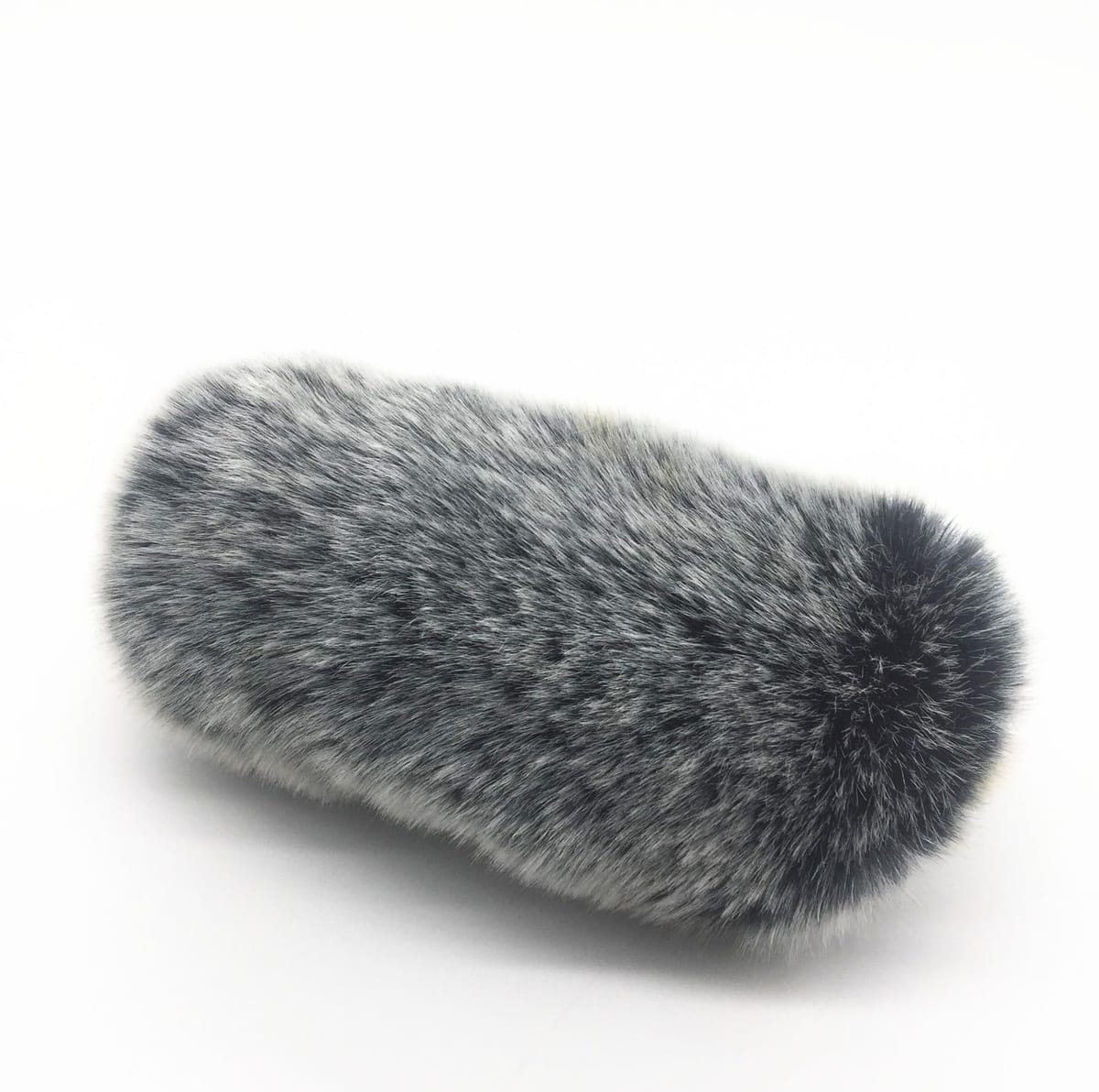 【風の雑音、しっかり防ぐ】風切音やポップノイズを軽減して、クリアな録音をサポートするウインドスクリーン！かぶせるだけで高音質が手に入ります。【外撮影にも頼れる相棒】ファー素材でしっかり風をブロック！強風下でも安心して撮影できる頼れるアイテムです。【マイク保護にもおすすめ】ホコリ・キズを防いでマイクを長持ちさせます！ショットガンマイクにもピッタリフィット。【かぶせるだけで簡単装着】伸縮性のある素材でサッとかぶせるだけ！準備がすぐに整って快適です。【製品仕様】本体サイズ：長さ13.5cm/径：5cm/形状：ショットガンマイク用ファータイプ【30日安心、返金・返品保証。オリジナルパッケージで配送します】購入後30日間の返金返品保証付きです。本製品はAlpha Depotブランドのオリジナルパッケージに包んでお客様の元へ大切にお届けいたします。商標登録第6799249号 【風の雑音、しっかり防ぐ】風切音やポップノイズを軽減して、クリアな録音をサポートするウインドスクリーン！かぶせるだけで高音質が手に入ります。【外撮影にも頼れる相棒】ファー素材でしっかり風をブロック！強風下でも安心して撮影できる頼れるアイテムです。【マイク保護にもおすすめ】ホコリ・キズを防いでマイクを長持ちさせます！ショットガンマイクにもピッタリフィット。【かぶせるだけで簡単装着】伸縮性のある素材でサッとかぶせるだけ！準備がすぐに整って快適です。【製品仕様】本体サイズ：長さ13.5cm/径：5cm/形状：ショットガンマイク用ファータイプ