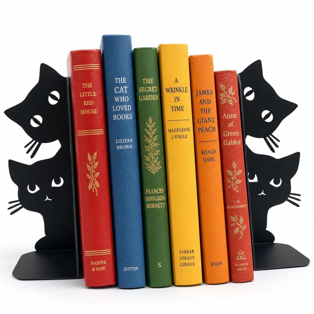 「本を支えるのは黒猫たち。」そんな物語を感じさせるブックエンドです。本を並べるだけで、まるで黒猫が一生懸命支えてくれているような光景に。読書スペースやデスクに置けば、毎日目にするたびに気分が和らぎます。「本棚に住みついた黒猫。」思わずそう感じてしまう遊び心のあるデザイン。本や雑誌、コミックを整理しながら、いつもの収納スペースを眺めたくなる空間へ変えてくれます。猫好きにはたまらない存在感です。散らかりがちな本やファイルも、本立てとして活用することですっきり整理。必要な本が探しやすくなり、デスクワークや勉強も快適になります。収納しながら空間づくりも楽しめるアイテムです。見た目だけではなく、金属製のL字構造でしっかり本を支えます。文庫本から雑誌まで安定して収納できるため、本が倒れるストレスを軽減。毎日使うブックスタンドとして頼れる設計です。「読書中、こっそり見守る黒猫。」そんな気分を味わえる2個セットのブックエンド。本棚やリビング、子ども部屋などさまざまな場所で活躍します。自分用はもちろん、猫好きな方への贈り物にも選びやすいアイテムです。商品サイズ：縦約16cm 横約17cm 奥行き約4cm ※モニターの環境により、色の見え方に若干差が生じる場合がございます。 「本を支えるのは黒猫たち。」そんな物語を感じさせるブックエンドです。本を並べるだけで、まるで黒猫が一生懸命支えてくれているような光景に。読書スペースやデスクに置けば、毎日目にするたびに気分が和らぎます。 「本棚に住みついた黒猫。」思わずそう感じてしまう遊び心のあるデザイン。本や雑誌、コミックを整理しながら、いつもの収納スペースを眺めたくなる空間へ変えてくれます。猫好きにはたまらない存在感です。 散らかりがちな本やファイルも、本立てとして活用することですっきり整理。必要な本が探しやすくなり、デスクワークや勉強も快適になります。収納しながら空間づくりも楽しめるアイテムです。 見た目だけではなく、金属製のL字構造でしっかり本を支えます。文庫本から雑誌まで安定して収納できるため、本が倒れるストレスを軽減。毎日使うブックスタンドとして頼れる設計です。 「読書中、こっそり見守る黒猫。」そんな気分を味わえる2個セットのブックエンド。本棚やリビング、子ども部屋などさまざまな場所で活躍します。自分用はもちろん、猫好きな方への贈り物にも選びやすいアイテムです。商品サイズ：縦約16cm 横約17cm 奥行き約4cm ※モニターの環境により、色の見え方に若干差が生じる場合がございます。