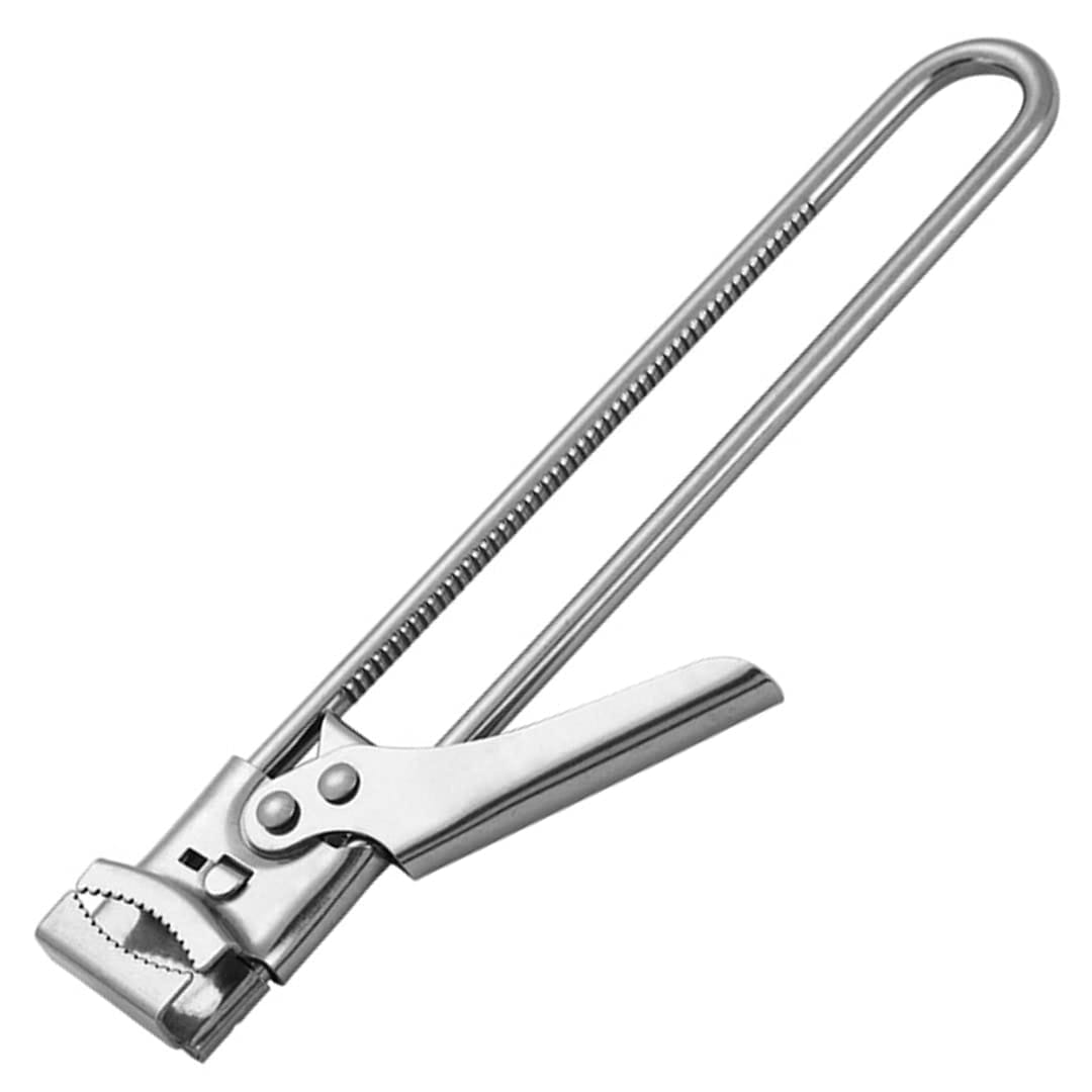 【固いフタを安全・簡単オープン】ガチガチに固まって開けにくい瓶や缶のフタは開けるに苦労したことありませんか？こちらの製品を使えば、テコの力で安全・簡単に蓋を開けることができます。今までのように湯煎したり、フタを叩いたり、膝にはさんだり、布を巻いたりして苦労して開ける必要がなくなります。力を入れすぎると怪我にも繋がるので、安全のためにもこちらの製品をお使いください。【アジャスト機能で様々な種類のフタに使える】シンプルな構造で、はさむ蓋の大きさにあわせてスライドできるアジャスト機能つき。ジャム、海苔、マスタード、ケチャップ、オイルサーディン、ピクルス、塩辛、なめこ、様々な種類のフタに対応可能です。【力の弱い方でも様々なシーンで使用可能】ペットボトルの蓋などでもお年寄りや小さいお子様は開けづらい場合があり、こちらの製品で安全・簡単に開けることが可能です。また蓋が濡れていてもしっかりホールドできるため、アウトドアなど様々な場面でお使い頂けます。 フタを傷めたくない場合は傷付き防止カバータイプがオススメです。※傷付き防止カバーをつけると多少ホールド力が落ちる場合がございます。【商品内容】材質：ステンレス、サイズ：19 x 3.3 cm【30日安心保証&オリジナルパッケージ】RYOHIN Lab.ブランドより、オリジナルパッケージに包んでお客様の元へ大切にお届け致します。また、本製品は購入後30日間の返品返金保証付きとなります。商標登録第6527085号 【固いフタを安全・簡単オープン】ガチガチに固まって開けにくい瓶や缶のフタは開けるに苦労したことありませんか？こちらの製品を使えば、テコの力で安全・簡単に蓋を開けることができます。今までのように湯煎したり、フタを叩いたり、膝にはさんだり、布を巻いたりして苦労して開ける必要がなくなります。力を入れすぎると怪我にも繋がるので、安全のためにもこちらの製品をお使いください。 【アジャスト機能で様々な種類のフタに使える】シンプルな構造で、はさむ蓋の大きさにあわせてスライドできるアジャスト機能つき。ジャム、海苔、マスタード、ケチャップ、オイルサーディン、ピクルス、塩辛、なめこ、様々な種類のフタに対応可能です。 【力の弱い方でも様々なシーンで使用可能】ペットボトルの蓋などでもお年寄りや小さいお子様は開けづらい場合があり、こちらの製品で安全・簡単に開けることが可能です。また蓋が濡れていてもしっかりホールドできるため、アウトドアなど様々な場面でお使い頂けます。 フタを傷めたくない場合は傷付き防止カバータイプがオススメです。※傷付き防止カバーをつけると多少ホールド力が落ちる場合がございます。【商品内容】材質：ステンレス、サイズ：19 x 3.3 cm