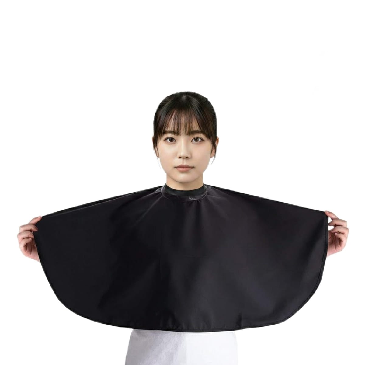 【自宅で手軽にセルフカラー】 ご自宅での白髪染めやヘアカラーを快適にする専用ケープです。前開きタイプで、マジックテープによる着脱が可能なため、セットした髪を崩さずスムーズに着用できます。理容・美容の現場でも選ばれる、実用的でシンプルな設計です。【価格相応で十分な防水・防汚機能】 防水加工を施したポリエステル生地を採用。カラー剤や水滴を弾き、衣服への浸透を抑えます。高級品のような厚みはありませんが、その分軽量で、長時間のセルフカラーでも首や肩への負担が少ない「必要十分」な品質を追求しました。【お手入れ簡単で繰り返し使える】 表面が滑らかで付着した汚れを拭き取りやすく、使用後は水洗いや洗濯も可能です。乾燥が早いため、常に清潔な状態で繰り返しご使用いただけます。使い捨てタイプと比較して経済的で、ゴミの削減にもつながります。【サイズ調節可能なマジックテープ】 首回りはマジックテープにより、大人からお子様まで幅広いサイズに対応します。※首が非常に細い方や太い方は、隙間ができる場合があるため、タオルを巻いてからの着用を推奨します。ミスマッチ防止のため、室内・セルフ用としてご活用ください。【商品仕様】 サイズ：約80cm×72cm（広げた状態） / 素材：ポリエステル（防水・撥水加工） / カラー：ブラック / 内容量：1枚。持ち運びに便利な薄手コンパクト設計です。 【自宅で手軽にセルフカラー】 ご自宅での白髪染めやヘアカラーを快適にする専用ケープです。前開きタイプで、マジックテープによる着脱が可能なため、セットした髪を崩さずスムーズに着用できます。理容・美容の現場でも選ばれる、実用的でシンプルな設計です。 【価格相応で十分な防水・防汚機能】 防水加工を施したポリエステル生地を採用。カラー剤や水滴を弾き、衣服への浸透を抑えます。高級品のような厚みはありませんが、その分軽量で、長時間のセルフカラーでも首や肩への負担が少ない「必要十分」な品質を追求しました。 【お手入れ簡単で繰り返し使える】 表面が滑らかで付着した汚れを拭き取りやすく、使用後は水洗いや洗濯も可能です。乾燥が早いため、常に清潔な状態で繰り返しご使用いただけます。使い捨てタイプと比較して経済的で、ゴミの削減にもつながります。