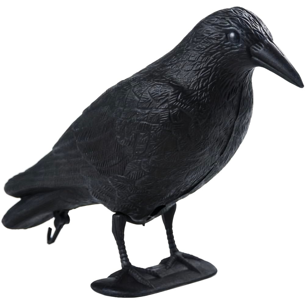 本物そっくりのカラスの置物で鳥除け対策が行えます。畑や庭、ベランダ、屋上、ごみ置き場などに設置することでカラスや鳥の侵入を防ぎます。スタンドが付いており、置いた状態で設置できます。駐車場やカーポート、玄関、自転車置き場、庭、畑などに置くことができます。胴体に付属の棒を挿し込むことで吊り下げ設置が可能です。棒の先端にフックが付いており、物干しやベランダ、支柱などに吊下げて設置することができます。ごみネットやボックス、ゴミ箱にも簡単に取り付けができ、カラス撃退におすすめです。用途はカラス除けアイテムですが、本物そっくりで精巧に作られているためハロウィンやイベントなどの装飾グッズとしても使用できます。カラスの出没時に設置することで効果を最大限に発揮します。また、定期的に設置場所を変えるとより効果的です。時間を空けて置き場所や吊るし場所を変更し、カラスよけや鳩よけにご使用ください。鳥避けネットと併用することでハトやスズメ、ヒヨドリ、ムクドリの巣作り対策にも効果的です。サイズ：35cm x 22cm x 11cm、重量：200g、素材：プラスチック、同梱内容：カラス置物 x 1、吊り下げ棒 x 1、スタンド x 1当店オリジナルブランド「Ailunate」ブランドパッケージに入れて商品をお届けいたします。 本物そっくりのカラスの置物で鳥除け対策が行えます。畑や庭、ベランダ、屋上、ごみ置き場などに設置することでカラスや鳥の侵入を防ぎます。カラスの出没時に設置することで効果を最大限に発揮します。スタンドが付いており、置いた状態で設置できます。駐車場やカーポート、玄関、自転車置き場、庭、畑などに置くことができます。胴体に付属の棒を挿し込むことで吊り下げ設置が可能です。棒の先端にフックが付いており、物干しやベランダ、支柱などに吊下げて設置することができます。ごみネットやボックス、ゴミ箱にも簡単に取り付けができ、カラス撃退におすすめです。用途はカラス除けアイテムですが、本物そっくりで精巧に作られているためハロウィンやイベントなどの装飾グッズとしても使用できます。カラスの出没時に設置することで効果を最大限に発揮します。また、定期的に設置場所を変えるとより効果的です。時間を空けて置き場所や吊るし場所を変更し、カラスよけや鳩よけにご使用ください。鳥避けネットと併用することでハトやスズメ、ヒヨドリ、ムクドリの巣作り対策にも効果的です。＜商品仕様＞サイズ：35cm x 22cm x 11cm、重量：200g、素材：プラスチック、同梱内容：カラス置物 x 1、吊り下げ棒 x 1、スタンド x 1