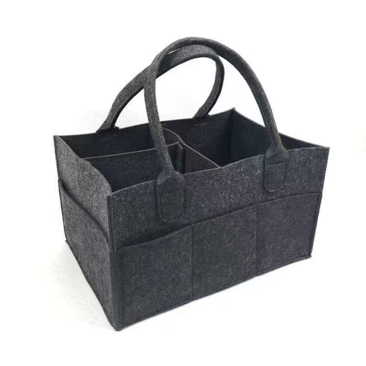 【オムツストッカー】この収納ケースはオムツをはじめ哺乳瓶おしりふきおむつ替えマットおもちゃタオルなど子育てに必要なアイテムを一括で整理整頓できる大容量のオムツ収納バッグです。【軽くて持ち運びラクラク】わずか330g以下の軽さを実現したおむつストッカーは家の中はもちろん車での移動や外出時にも負担なく持ち運びが簡単にできる優れたデザインです。【肌に優しい特殊フェルト素材】環境に優しい特殊なフェルト素材を使用しておりデリケートな赤ちゃんのお肌にも優しく安心してご使用いただけフチの補強により形が崩れにくい丈夫さも兼ね備えています。【サッと取り出せる機能性】取り外し可能な仕切りと8個もの外ポケットが付いているので細々としたベビーグッズも迷子にならず必要なものをスムーズにサッと取り出せる抜群の収納力を誇ります。【出産祝いに最適】シンプルでインテリアに馴染みやすい洗練されたデザインのおむつバッグは出産祝いや出産準備品として大変喜ばれるギフトとなっておりお母さんの子育てをサポートします。 "【オムツストッカー オムツ収納バッグ】 赤ちゃんのいる生活に欠かせない、多機能で便利なオムツストッカーです。オムツはもちろん、哺乳瓶、おしりふき、おむつ替えマット、おもちゃ、タオルなど、かさばりがちなベビーグッズをひとまとめに収納できます。 このオムツバッグは、わずか330g以下の軽さを実現。お部屋間の移動やお出かけの際も、片手でラクラク持ち運べるのが魅力です。環境に優しい特殊なフェルト素材を使用しており、肌触りが優しく、赤ちゃんにも安心。フチがしっかり補強されているため、形崩れしにくく長くご愛用いただけます。 内部には取り外し可能な仕切りが付いており、用途に応じて細かく整理整頓が可能。さらに、外側には8つのポケットを装備し、細々としたアイテムもサッと取り出せます。必要なものがすぐに見つかるため、忙しいおむつ替え時もストレスフリーです。 シンプルでどんなインテリアにも馴染むデザインなので、出産祝いや出産準備品としても大変おすすめです。新米ママ・パパの育児をサポートする、機能性とデザイン性を兼ね備えた収納ケースをぜひお試しください。"