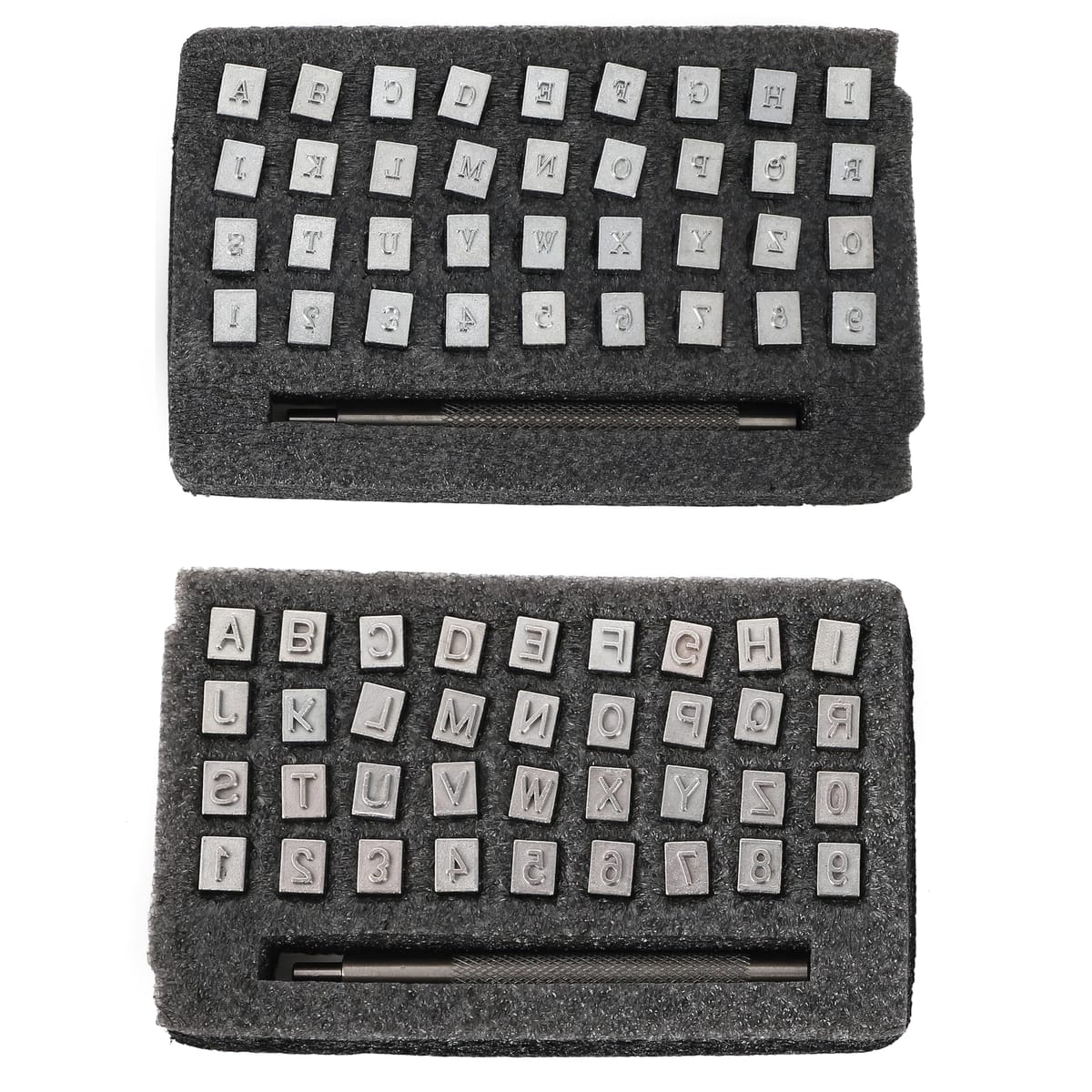 【製品仕様・大ボリュームの2種セット】 刻印サイズ：3.5mm / 6.5mm の2種類セット。内容（各サイズ）：アルファベット（A〜Z）26点、数字（0〜9）10点、専用ハンドル1本。重量：約160g（1セットあたり）。パッケージサイズ：約18×11×2cm。【高耐久な素材を採用】 スタンプヘッド部分は耐久性に優れた亜鉛合金、打刻用のハンドル（バー）部分は頑丈なステンレス鋼を採用。サビに強く、長くご愛用いただけるレザークラフト用の工具です。【初心者でも簡単・鮮明に打刻】 写したい文字のスタンプヘッドをハンドルにセットし、垂直に立ててハンマーで叩くだけ。ハンドルには滑り止めのローレット加工が施されており、ブレにくく綺麗に文字を刻印できます。【様々な柔らかい素材に対応】 レザー（革細工）はもちろん、木材やゴムといった軟性素材への打刻にもご使用いただけます。金属パレットなど安定した土台の上で作業を行うと、よりブレずに鮮明な打刻が可能です。【ハンドメイドの必需品】 キーホルダー、財布、バッグなどの革小物から、ペットの首輪、ネームタグ、オリジナルアクセサリー作りまで、英数字を組み合わせることで手作り作品の幅が大きく広がります。 オリジナルレザークラフト製作に おすすめの打刻印2サイズセット。 アルファベット26文字と 数字10文字の計36個のスタンプと 専用ハンドルのセットです。 使い勝手の良い3.5mmと 6.5mmの2サイズをお届けします。 革製品はもちろん、木材やゴムなど 軟性素材への刻印にも対応。 滑り止め加工が施されたハンドルで 初心者でもブレにくく、 鮮明に打刻することができます。 ネームタグやペットの首輪など 自分だけのオリジナル作品作りに。 【製品仕様】 セット内容：36本セット×2サイズ （3.5mm / 6.5mm 各1セット） 素材：ハンドル(ステンレス鋼) スタンプヘッド(亜鉛合金) 重量：約160g（1セットあたり） パッケージサイズ：約18×11×2cm 【安心の品質保証】 こちらの商品は一つひとつ丁寧に検品しておりますが、稀に輸送時の傷や汚れ、作りが甘い部分がございます。使用上問題はございませんのでご安心ください。 万が一、商品に不具合や初期不良があった場合には、必ず受け取り評価前に取引メッセージよりご報告ください。 商品の返送は不要です。速やかに全額返金、または交換等、適切に対応させていただきます。