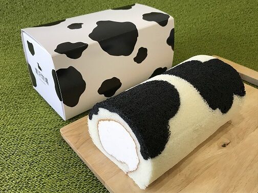 黒沢牧場の牛柄ミルクロール★和歌山・黒沢牧場のかわいいうし柄の生クリームロールケーキ【内祝名入れのし】 商品説明名称洋菓子原材料名 鶏卵、生クリーム、グラニュー糖、コーンスターチ、小麦粉、食用洋植物油脂、牛乳、乳化剤、ハチミツ、脱脂粉乳、ゼラチン、バニラオイル、竹炭 内容量 1本　約16cm賞味期限別途商品ラベルに記載保存方法 -18℃以下の冷凍で保存してください。冷蔵庫で4−5時間解凍のうえ、当日中にお召し上がりください。販売者 農事組合法人　黒沢牧場和歌山県海南市上谷603各種のし・かけ紙への名入れ、フリーメッセージも承ります。赤ちゃんのお名前での出産内祝いにも大人気です☆配送BOXも牛柄包装。ご自宅からお手持ちになるギフトの場合は、二重包装いたしますので備考欄よりご指定ください。栄光の楽天1位獲得記念写真！牧場のミルク風味を味わえるとご好評をいただいております。お味はお墨付き！