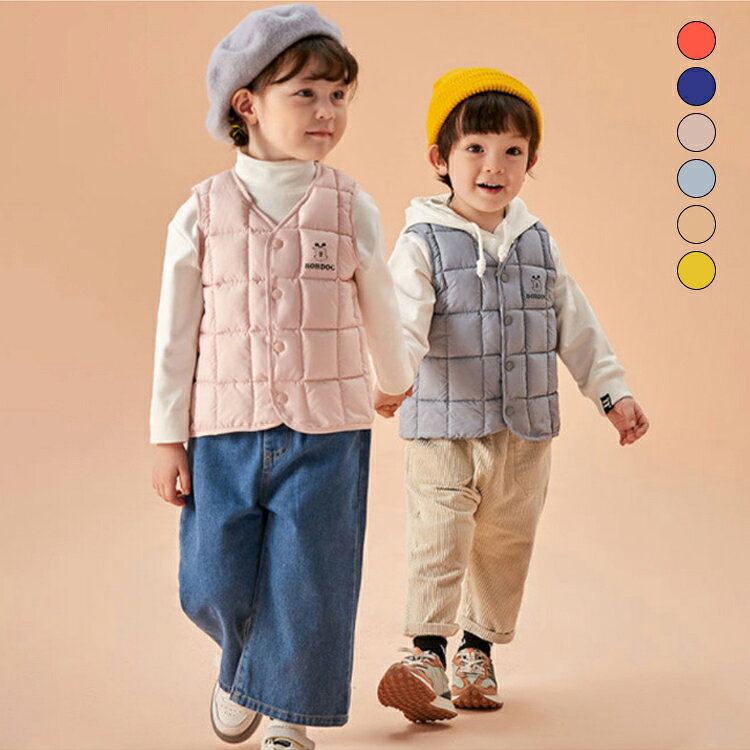商品説明 商品内容 全6サイズ・全6色・送料無料!肌触りの良いフェイクファー素材で寒い時期でも暖かく防寒!!パッと目をひくデザインで人気者に♪前開きボタンで着脱も楽チンです♪あったかなダウンベストは毎年の冬定番！寒気から大切なお子様を守る◎ダウンよりずっとコスパが良いのも嬉しい♪肌に優しい綿シャツなので肌着としてはもちろん、これ一枚でも着用OK！涼しい季節はこれ一枚でお部屋で過ごせます♪お部屋着なのにとってもオシャレで、それでいて肌着のように着心地がよくて最適に過ごせます。出産祝いや贈り物としても大変喜ばれるアイテムです。 素材 ダウンフェザー コットン　ポリエステル カラー カラー1 カラー2 カラー3 カラー4 カラー5 カラー6 サイズ 90 100 110 120 130 140 生産国 中国 注意書き ※製造過程で商品に水跡のような跡が付く場合がございます。不良とは異なりますためご了承ください ※商品写真は、できる限り現品を再現するように画像処理などの補正を行っておりますが、ご利用のモニターや環境により差異が生じます。予めご了承く ださい。 ※生地の特性上、多少ニオイがある場合がございますが、日陰干しで数日干していただくか、あるいは数回ご使用していただく間に、 ニオイは気にならな くなります。 ※上記の数値は、実測によるものです。多少の誤差はご容赦ください。 ※仕様は予告なく変更される場合があります。（ご使用に差し支えない程度） ★洗濯時、色落ちがございます。他の物とのお洗濯もお控えくださいませ。湿気を含んだ状態や水を含んだまま放置しないでください。この製品は洗濯で若干縮むことがあります。洗濯機は使用できません。 ※ベージュ×モカのみ使用糸の関係上、風合いが少々異なります。 ●綿混合商品は洗濯時に多少縮む事がございます。 ●本製品は生産過程におきまして、生地を織る際の糸の継ぎ目や多少のほつれが生じることがありまが、品質上は問題ありません。また、生地の織りに他繊維が混紡している場合もございます。 ▼色落ちの恐れがございますので、他のものとは分けて洗濯してください。 ▼タンブラー乾燥はお避け下さい。 ▼洗濯の際は他の物と区別して、漂白剤を避け、手洗いをお勧めします。