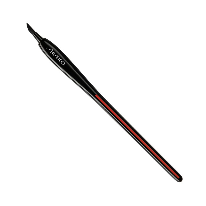 商品説明 画期的な刀型の筆先と安定して使えるハンドルのアイライナー用ブラシ。細いラインもグラフィカルな表現も、細部まで思い通りに描けます。あらゆるタイプのアイライナーに使用できます。熊野の技術を用いた筆職人による手作りです。肌触りにこだわった人工毛を使用しています。 品名 SHISEIDO KATANA FUDE アイ ライニング ブラシ 規格（内容量/カラー） 幅11mm×高さ150mm×奥行き11mm 使用方法 - 全成分 - ブランド名 資生堂 SHISEIDO 区分 日本製 広告文責 株式会社アクアベース 03-5823-5311 ご注意 お肌に異常が生じていないかよく注意して使用してください。化粧品がお肌に合わないとき即ち次のような場合には、使用を中止して下さい。そのまま化粧品類の使用を続けますと、症状を悪化させることがありますので、皮膚科専門医等にご相談されることをおすすめします。 ●使用中、赤み、はれ、かゆみ、刺激、色抜け（白斑等）や黒ずみ等の異常があらわれた場合。 ●使用したお肌に、直射日光があたって上記のような異常があらわれた場合。 ※保管および取扱い上の注意 使用後は容器の口を清潔に保ち、キャップをしめて保管ください。 乳幼児の手のとどかない所に保管してください。 直射日光のあたる場所、極端に高温又は低温の場所には保管しないでください。 備考 ●商品の性質上、返品・交換は承りかねます。 ●パッケージデザイン等は予告なく変更となる場合がございます。 ●商品の改良等にともない、成分や表示内容が変更になる場合がございます。 ●この商品は弊社他店舗でも販売しております。在庫数の更新は随時行っておりますが、お買い上げいただいた商品が、品切れになってしまうこともございます。その場合、お客様には必ず連絡をいたしますが、万が一入荷予定がない場合は、キャンセルさせていただく場合もございます。 ●画面上と実物では多少色具合が異なって見える場合もございます。 予めご了承くださいますようお願い申し上げます。