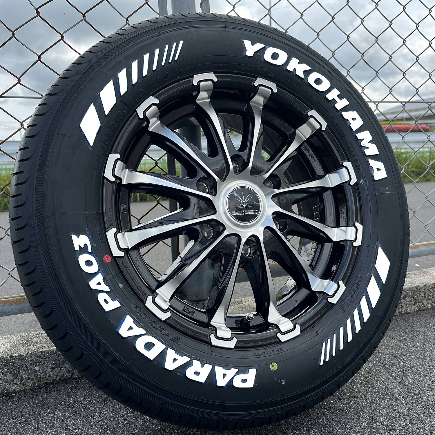 【4本組】ハイエース 200系 タイヤホイールセット 車検対応 16インチ×6.5J+37 BD12 YOKOHAMA パラダ 215/65R16 ホワイトレター