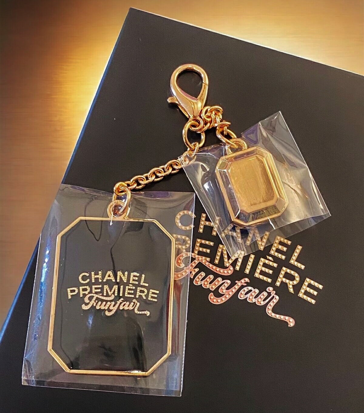 シャネル キーホルダー（レディース） CHANEL 2023 PREMIERE FUNFAIRシャネル プルミエール ファンフェア海外特別ギフト チャーム・キーホルダーメタル ブラック×ゴールドCHANEL GIFTBOXショッパー・サンプル1点（アソート）