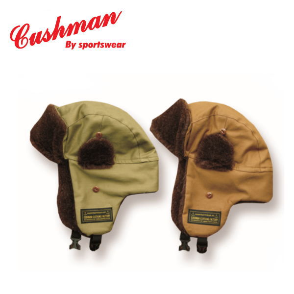 スウェットに定評のある 知る人ぞ知るビンテージウェアの復刻ブランド クッシュマン(CUSHMAN)より、 AVIATOR　CAP です。 2023　BACK　SATIN　AVIATOR　CAP ここ数年、リリースをしています人気のあるアビエーターキャップ。 半円状の耳あては、猫目のソーイングボタンにより、 上にも下にも留める事が可能です。 B－11と同素材のバックサテンを使用した物です。 耳回り、首筋部分がアルパカ100％のファー、 帽体の裏側は、ナイロンキルティングを使用し、 保温性バッチリのアビエーターキャップです。 耳あてを下に垂らしたアビエータースタイルの着用画像です。 耳がちぎれそうな寒さになる冬場、耳と首筋、 この暖かさは非常に助かります。 耳あて部分を上にあげて、プラスチックバックルを 留める事により いわゆるロシア帽のスタイルになります。 屋内、屋外の環境の変化、そして　その日の気分に合わせて 2通りのスタイルをお楽しみいただけます。 サイズは、FREE（60cm）のワンサイズです。 ●日本製 ●Size　FREE　（60cm） ●素材：コットン100% / アルパカ100% ※多少の誤差はございますので、ご了承ください。 ※商品の色は、ディスプレイの種類や状態などで、実際の色と 異なる場合があります。 ※メーカーと在庫を共有している為、商品の発送までにお時間を 頂く場合がございます。また他サイトでも販売しておりますので、 商品の売り違いが発生した際は、キャンセルをさせていただく場合も ございますのでご了承ください。 【帽子・パイロットキャップ】