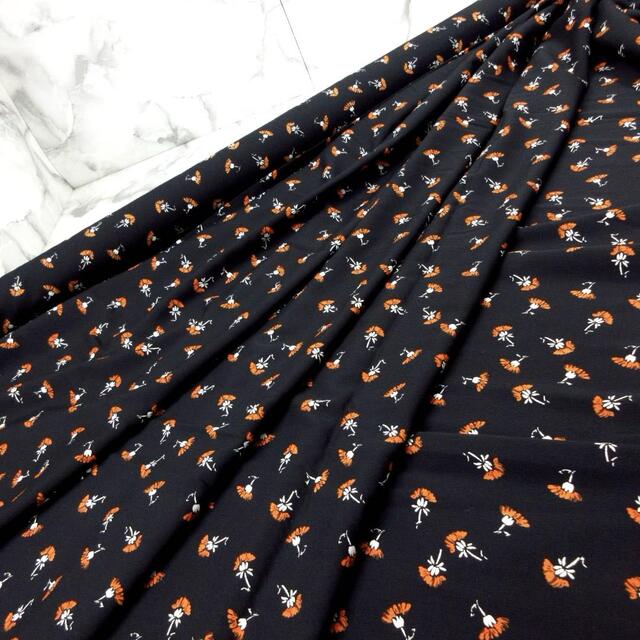 ◆ラスト1点◆*沖縄・離島も含め日本全国メール便送料無料です*【 2m価格 】安心の日本製生地 ビビッドオレンジフラワープリント♪ ブラック&オレンジです ♪ ...