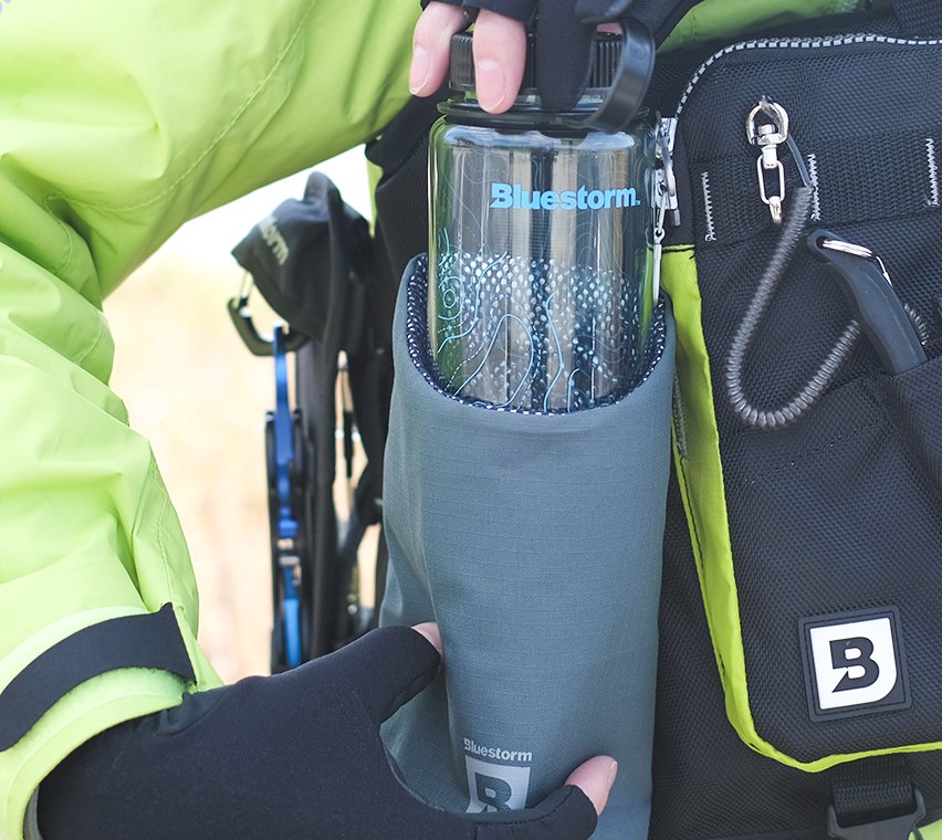 BSJ-DH1のリニューアルバージョンで、リサイクルポリエステルを使用しています。 中のコードロックで、500ml〜680mlの大容量ペットボトルも固定可能です。 背面に縦にも横にも巻き付けて使用できるベルト付きで、取り付ける場所の自由度が高い仕様です。 生地：リサイクルポリエステル300D