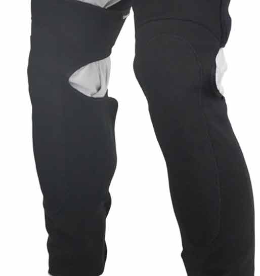 裏面にズレ落ちにくいシャーククロロプレーン素材を採用し、安定した装着感を実現。 藪漕ぎや岩場での裂け傷・擦れ傷からウェダーをしっかり保護します。 だぶつきを抑えることで水の抵抗を軽減し、動きやすさも向上。 膝部には肉厚パッドを内蔵し、屈伸時...