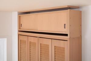 上置き棚 単品 本棚 壁面固定 食器棚 キッチン 収納 ラック 扉付き 引き戸 地震対策 耐震 家具転倒防止 突っ張り つっぱり ツッパリ 可動棚 賃貸 天井 ...