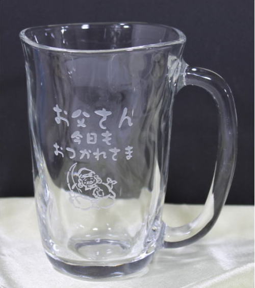 商品詳細 素材 ガラス サイズ 最大119　Ф90　H135　容量410ml.　　木箱入り 色 クリア 注意 画像上と実物では多少色具合が異なって見える場合がございます。予めご了承ください。 名入れに関してのご要望などは、お買い物かごに入れていただいてから、 「STEP3 支払・配送方法」の画面で、ご記入いただけます。 ★ロゴマークやオリジナル画像をご希望の場合は、画像データを「a-kana@shop.rakuten.co.jp」宛に、ファイル添付でお送り下さい。 折返し、デザインのイメージレイアウト画像を作成し、PDFファイルでお送り致しますので、打ち合わせをお願いします。 ラッピングについて ＊包装紙の柄につきましては、在庫状況等によりご希望に添えない場合もございますので、ご了承ください。 ＊下記の場合は、別途追加料金がかかります。 　包装紙にりぼんをかける場合：＠200円（税別）、 　熨斗を付ける場合：＠100円（税別） 　その他、下記のオプション料金をご希望の場合 　（彫刻部分への着色代・サイズ変更代・化粧箱代・編集作業代　等） ＊ご注文後、当店からお支払総額をメールでご連絡させていただきます。 &#9829;商品代金にオプションで別途追加料金がかかる場合は、こちらのオプション料金一覧のページから該当する金額をお選びいただき、商品と一緒にご注文をお願いします &#9829; ＊ご不明な点がございましたら、下記迄お気軽にお問合せ下さい。 　TEL/FAX　046-872-4616　携帯　070-5025-4616 　アトリエkana木下アデリア　てびねり　最大119　Ф90　H135　容量410ml.　　木箱入り お名前や心を込めたメッセージ・イラストを彫刻したお名前や心を込めたメッセージ・イラストを彫刻したオリジナルのビアジョッキを作製します。 誕生日プレゼント父の日ギフト卒業祝い退職祝い卒団記念品還暦祝い古希喜寿傘寿のお祝いなどにもおすすめです！