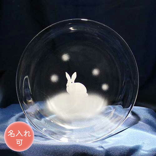 うさぎ ガラス 小皿 国産 ハンドメイド うさぎ好き プレゼント うさぎ雑貨 ギフト 皿 日本製 13cm 「雪のうさぎたち 座り姿」 名入れ加工対応品(別売りオプション) サンドブラスト彫刻 径13cm×高2.1cm
