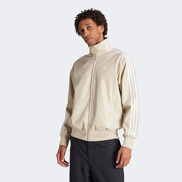 フェイクレザー アディカラー スリーストライプス ルーズ ファイヤーバード トラックスーツジャケット　ワンダーベージュ　【adidas originals|アディダスオリジナルス】kwd36-iz4036のサムネイル