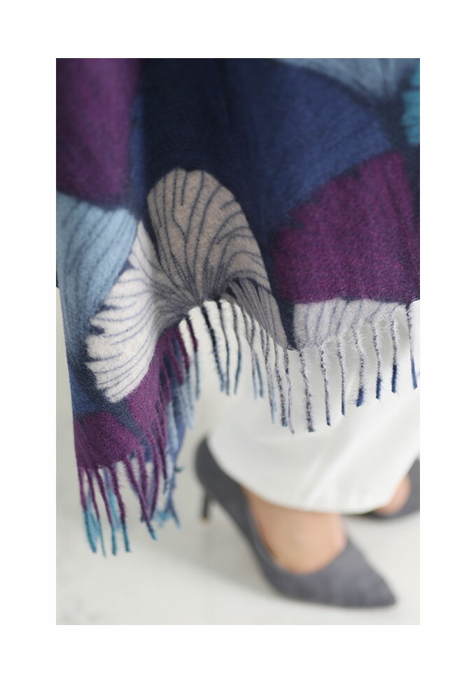 ふんわり彩り添えるリーフ柄ストール レディース ファッション 小物 ストール ブルー ピンク 青 リーフ柄 防寒 秋小物 大人可愛い 40代 レディースファッション 50代女性 ファッション 60代 ミセスファッション サワアラモード sawa a la mode otona