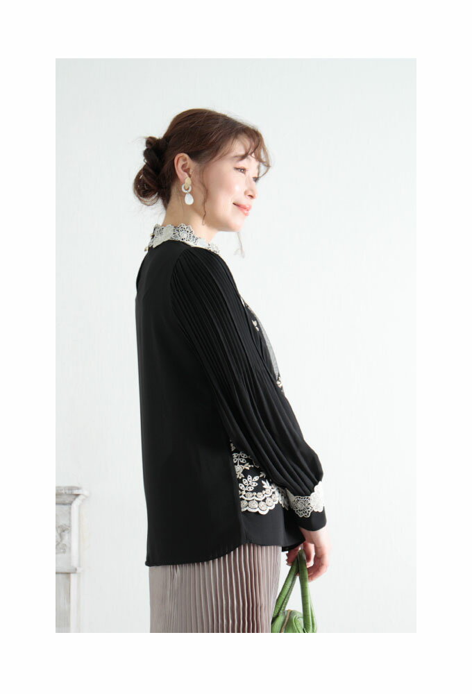 上品な花刺繍レース広がるプリーツスリーブブラウス レディース ファッション トップス ブラウス シャツ 黒 ブラック 大人可愛い 40代 レディースファッション 50代女性 ファッション 60代 ミセスファッション サワアラモード sawa a la mode otona