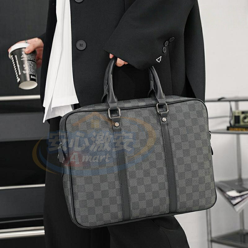 ☆new arrival ＊オシャレ男子バッグ♪女子バッグ ◆サイズ 　高さ:27cm/長さ:36cm/厚さ:6cm ◆素材 　合皮、合金、その他 ◆商品内容 　バッグだけ ※掲載しているサイズ詳細は商品より若干の誤差が生じる場合がございます。 ※お品物の色合いは撮影環境、PCパソコンの環境により、若干異なる場合がございます。 メーカー希望小売価格はメーカーサイトに基づいて掲載しています