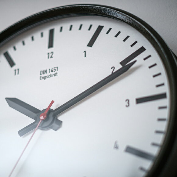 掛け時計 掛時計 アナログ 30cm スイープ 音がしない 静音タイプ 壁掛け時計 おしゃれ インダストリアル 北欧 海外 交通機関 フォント使用 鉄道時計 DIN (EL-AMP-C062)