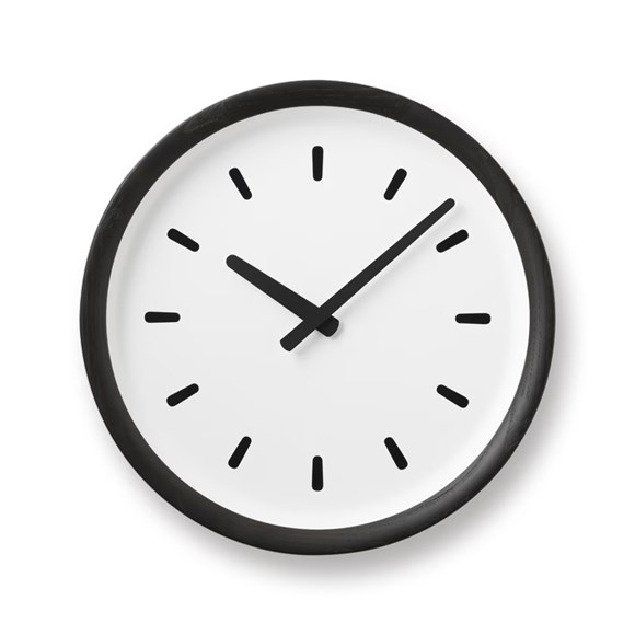 タカタレムノス　掛け時計basin line　ベイスン ライン　PIL23-05 BK / ブラック　(TL-PIL23-05-BK)　のスペックサイズサイズ：φ298×d48mm重量：830g素材クリ、ABS樹脂、ガラスタカタレムノス　掛け時計basin line　ベイスン ライン　PIL23-05 BK / ブラック　(TL-PIL23-05-BK)design : PINTO器の形から着想を得てデザインした壁掛け時計です。木枠に向けてなだらかに立ち上がる文字盤は余白が広く、斜めから見た際も木枠が針や指標を遮らず時計の見やすさを高めてくれています。器のような一体感のある形状は、針や指標を引き立てながら周囲の光を受けやわらかい陰影を作り出します。雫の様な先が窄まったライン指標のデザインです。時間の読みやすさを高めると共に、すっきりとしながらしなやかな印象を与えます。【 これからの暮らしに寄り添う時計 】リモートワークが普及し、家が多様な用途に使われる空間に変化しつつあります。仕事や勉強の時、リラックスしたい時、いずれのシーンにも合う存在でありながら愛着の感じられる時計を目指しました。【 人にも環境にもやさしいデザイン】レムノスの時計としてはじめて国産のクリ材をフレームに採用しました。地産地消の素材を用いることで、国産の森林資源を活用し、輸送によるCO2の低減に努めています。クリ材は淡い色味により空間に馴染みやすく、かつ、ずっしりとした素材感を備えています。※クリ材について日本では、古くは縄文時代の住居や寺院仏閣の土台、線路の枕木にも使われてきたクリ材。非常に硬く頑丈で、耐久性・耐水性に優れているのが特長で、家具や室内装飾など様々な用途にも使用されています。色味は淡く木目がはっきり出る美しい材で、経年により次第に黄金色（こがねいろ）に変化します。幹から直接葉が芽吹くときにできる葉節(はぶし)と呼ばれる小さな斑点が多く、自然の表情を楽しめるのも無垢材ならではの特徴のひとつです。
