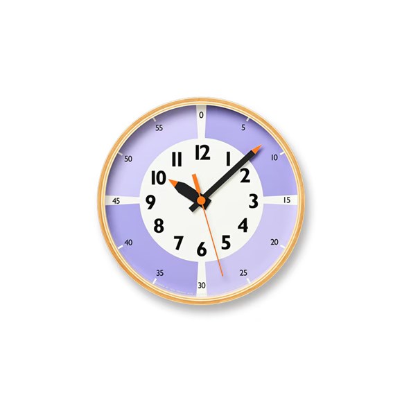 タカタレムノス　掛け時計　知育時計　かわいい　fun pun clock with color !　ふんぷんくろっく ウィズ カラー　YD23-09 LI / ライラック　(TL-YD23-09-LI)　のスペックサイズサイズ：φ203×d48mm重量：425g素材プライウッド・ガラス機能運針：スイープセコンドタカタレムノス　掛け時計　知育時計　かわいい　fun pun clock with color !　ふんぷんくろっく ウィズ カラー　YD23-09 LI / ライラック　(TL-YD23-09-LI)■色の効果で、自分の時間をつくるのがうまくなるアナログ時計アナログ時計の持つ「円グラフ」の特徴を活かしながら、色を効果的に使い、1時間をおおらかに4分割して捉えることで、子ども自身でスケジュールを管理できるように導いてあげることを意図とした時計です。1コマ＝15分の区切りとなる「0分」「15分」「30分」「45分」に白を残す事で、気持ちを一度切り替える、白（地の色）になる心の余裕を促しています。また、インテリアペイントのメーカー・株式会社カラーワークス協力のもと、12種類の顔料をブレンドして 作った同社の繊細な色合い1488色の中から選びぬいた3つの配色です。開発には子育て経験のあるデザイナー土橋陽子氏の母親の視点と、教育の専門家の知見を取り入れました。より環境にやさしい自然素材を用いた木枠のシンプルな壁掛け時計です。■- Designer’s message -[ お気に入りの色の効果 ]子ども部屋や自分のコーナーで使う事をイメージして、綺麗な色味のくすみカラーを選びました。一つ一つの色に名前がついている事も、お気に入りをみつけるきっかけになります。より環境にやさしい自然素材を用いたプライウッド枠の時計は、「機能のあるグラフィック」としてインテリアの方向性を導いてくれます。[ 時代とともに変わる子育ての悩みに寄り添いたい ]色選びは、インテリアペイントのカラーワークス社の協力をもとに試作を作り、SNSのアンケート機能で皆さんのご意見を参考にしました。ニュートラルカラー以外にライラックを採用したのも、そのやり取りの中から生まれたもの。以前からラベンダーが欲しいと言われていたので試作をしたところ、『性差に関係なく手に取れる青みがかった色味にしてほしい』というインクルーシブな視点に気付かされました。これからも全ての子供を応援する時計として長く愛される商品に育てていきたいです。
