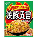 ご注文前にご確認ください※ 12時から14時の時間帯指定はできません。ご指定の場合は14時から16時にて手配いたします。商品説明★ 余計な熱を加えないので風味が活きた「秘伝だれ」と「具」で仕上げる炒飯の素です。ジュワッ!と香ばしい「秘伝だれ」で仕上げる、焼豚の旨み がおいしいお店で食べる炒飯の味わい。※メーカーの都合により、パッケージ・仕様・成分・生産国等は予告なく変更になる場合がございます。※上記理由でのご返品はお受けできませんので、事前お問合せなどご注意のほど宜しくお願いいたします。スペック* 総内容量：44.2g* 商品サイズ：12×145×185* 成分：・具:大豆加工品、ねぎ、焼豚、乾燥にんじん、魚肉ねり製品、こしょう/調味料(アミノ酸等)、ソルビット、着色料(紅麹、カラメル色素、カロチノイド色素)、酸化防止剤(V.E)、乳たん白、(一部に卵・乳成分・小麦・大豆・豚肉を含む)・たれ:しょうゆ、食塩、オイスターソース、なたね油、砂糖、ポークエキス、チャーシューエキス、ゼラチン、たん白加水分解物、ごま油、香味油、還元水あめ、しょうがエキス、ローストガーリックシーズニング/アルコール、調味料(アミノ酸等)、酸味料、乳化剤、甘味料(アセスルファムK、スクラロース)、香料、酸化防止剤(V.E)、香辛料抽出物、(一部に小麦・大豆・豚肉・ゼラチンを含む)* 単品JAN：4901005232204