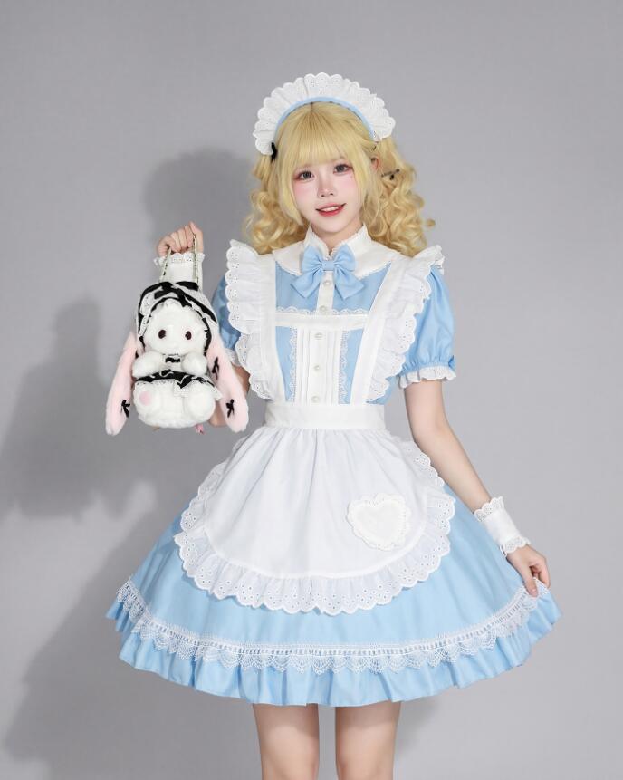 ITEM INFORMATION 【商品詳細】 商品内容：ドレス＋エプロン＋髪飾り＋グローブ コスプレ衣装　舞台演出服　普段着　撮影衣装　多用途♪ ■サイズ S　バスト83　ウェスト68　着丈78　身長155　体重40KG M　バスト88　ウェスト72　着丈80　身長160　体重45KG L　バスト93　ウェスト77　着丈82　身長165　体重55KG XL　バスト98　ウェスト85　着丈84　身長170　体重60KG XXL　バスト103　ウェスト92　着丈86　身長175　体重65KG 3XL　バスト109　ウェスト98　着丈88　身長180　体重70KG 4XL　バスト115　ウェスト104　着丈90　身長185　体重75KG 5XL　バスト121　ウェスト110　着丈92　身長190　体重80KG ■色 写真色 ■素材 ポリエステル ■注意点※ お取り扱い方法： 手洗いおすすめ致します（40℃を限度）　 塩素系及び酸素系の漂白剤の使用禁止　 日陰のつり干しが良い アイロン仕上げ禁止 洗濯機可 注意事項： ※サイズは平置き手採寸サイズとなります。素人が図る為若干の誤差は御座いますが、ご理解の程宜しくお願い致します。 ※製造中により、商品において色や柄、縫製など多少のほつれ等が生じる場合がございます。神経質の方はご購入をお控え下さい ※モデルに使用している小物、アクセサリ等は商品内容に含まれません。在庫管理や発送上の状況により商品がシワになる場合が御座いますので、予めご了承下さい。 ※商品の在庫状況は更新するように努力しておりますが、在庫切れの際はご理解をいただきますようお願いいたします。 安心保障： 注意書き：画面によって色合いが異なってみえる場合が御座います 不良品の場合、弊社負担で交換・返品対応いたします 一週間以内サイズ・色交換可能（送料生じることがあります） お客様都合より返品受付できない場合がございます（ドレスや舞台衣装、原則として交換可能、返品不可） イメージ違いより返品受付できない場合がございますITEM INFORMATION 【商品詳細】 商品内容：ドレス＋エプロン＋髪飾り＋グローブ コスプレ衣装　舞台演出服　普段着　撮影衣装　多用途♪ ■サイズ S　バスト83　ウェスト68　着丈78　身長155　体重40KG M　バスト88　ウェスト72　着丈80　身長160　体重45KG L　バスト93　ウェスト77　着丈82　身長165　体重55KG XL　バスト98　ウェスト85　着丈84　身長170　体重60KG XXL　バスト103　ウェスト92　着丈86　身長175　体重65KG 3XL　バスト109　ウェスト98　着丈88　身長180　体重70KG 4XL　バスト115　ウェスト104　着丈90　身長185　体重75KG 5XL　バスト121　ウェスト110　着丈92　身長190　体重80KG ■色 写真色 ■素材 ポリエステル ■注意点※ お取り扱い方法： 手洗いおすすめ致します（40℃を限度）　 塩素系及び酸素系の漂白剤の使用禁止　 日陰のつり干しが良い アイロン仕上げ禁止 洗濯機可 注意事項： ※サイズは平置き手採寸サイズとなります。素人が図る為若干の誤差は御座いますが、ご理解の程宜しくお願い致します。 ※製造中により、商品において色や柄、縫製など多少のほつれ等が生じる場合がございます。神経質の方はご購入をお控え下さい ※モデルに使用している小物、アクセサリ等は商品内容に含まれません。在庫管理や発送上の状況により商品がシワになる場合が御座いますので、予めご了承下さい。 ※商品の在庫状況は更新するように努力しておりますが、在庫切れの際はご理解をいただきますようお願いいたします。 安心保障： 不良品の場合、弊社負担で交換・返品対応いたします 一週間以内サイズ・色交換可能（送料生じることがあります） お客様都合より返品受付できない場合がございます（ドレスや舞台衣装、原則として交換可能、返品不可） イメージ違いよりの返品は受付できない場合がございます