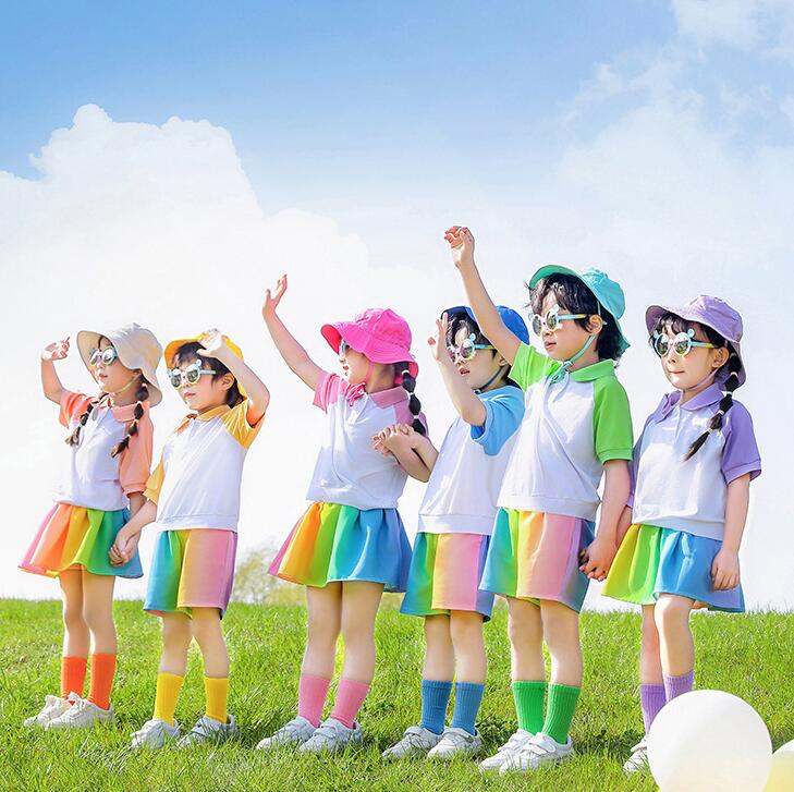 子供 園服 男女お揃い ダンス衣装 チア 演出服 虹色 ポロTシャツ＋半ズボン/スカート プリーツスカート 学園祭 文化祭 夏日祭 チアガール ステージ衣装 卒業式 カラフル 演出服 2