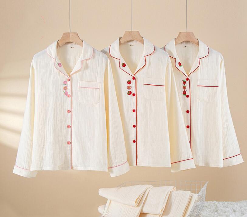 ITEM INFORMATION 【商品詳細】 商品内容：上下セット 至急ご利用頂く場合は事前にメールでご連絡お願いします 忙しい毎日、家に帰ってほっと一息つく時間にほんとにリラックスできるパジャマ ■サイズ M　着丈65　肩幅39　バスト102　ズボン丈97　ウェスト64　ヒップ106　身長150-165　体重60KG L　着丈67　肩幅41　バスト108　ズボン丈99　ウェスト66　ヒップ112　身長160-170　体重70KG XL　着丈69　肩幅43　バスト114　ズボン丈101　ウェスト70　ヒップ118　身長165-175　体重80KG ■色 写真色 ■素材 綿100％ ■注意点※ お取り扱い方法： 手洗いおすすめ致します（30℃を限度） 塩素系及び酸素系の漂白剤の使用禁止　 日陰のつり干しが良い アイロン仕上げ可 洗濯機可 注意事項： ※サイズは平置き手採寸サイズとなります。素人が図る為若干の誤差は御座いますが、ご理解の程宜しくお願い致します。 ※製造中により、商品において色や柄、縫製など多少のほつれ等が生じる場合がございます。神経質の方はご購入をお控え下さい ※モデルに使用している小物、アクセサリ等は商品内容に含まれません。在庫管理や発送上の状況により商品がシワになる場合が御座いますので、予めご了承下さい。 ※商品の在庫状況は更新するように努力しておりますが、在庫切れの際はご理解をいただきますようお願いいたします。 安心保障： 注意書き：画面によって色合いが異なってみえる場合が御座います 不良品の場合、弊社負担で交換・返品対応いたします 一週間以内サイズ・色交換可能（送料生じることがあります） お客様都合より返品受付できない場合がございます（ドレスや舞台衣装、原則として交換可能、返品不可） イメージ違いより返品受付できない場合がございますITEM INFORMATION 【商品詳細】 商品内容：2点セット 至急ご利用頂く場合は事前にメールでご連絡お願いします 忙しい毎日、家に帰ってほっと一息つく時間にほんとにリラックスできるパジャマ ■サイズ M　着丈65　肩幅39　バスト102　ズボン丈97　ウェスト64　ヒップ106　身長150-165　体重60KG L　着丈67　肩幅41　バスト108　ズボン丈99　ウェスト66　ヒップ112　身長160-170　体重70KG XL　着丈69　肩幅43　バスト114　ズボン丈101　ウェスト70　ヒップ118　身長165-175　体重80KG ■色 写真色 ■素材 綿100％ ■注意点※ お取り扱い方法： 手洗いおすすめ致します（30℃を限度） 塩素系及び酸素系の漂白剤の使用禁止　 日陰のつり干しが良い アイロン仕上げ可 洗濯機可 注意事項： ※サイズは平置き手採寸サイズとなります。素人が図る為若干の誤差は御座いますが、ご理解の程宜しくお願い致します。 ※製造中により、商品において色や柄、縫製など多少のほつれ等が生じる場合がございます。神経質の方はご購入をお控え下さい ※モデルに使用している小物、アクセサリ等は商品内容に含まれません。在庫管理や発送上の状況により商品がシワになる場合が御座いますので、予めご了承下さい。 ※商品の在庫状況は更新するように努力しておりますが、在庫切れの際はご理解をいただきますようお願いいたします。 安心保障： 不良品の場合、弊社負担で交換・返品対応いたします 一週間以内サイズ・色交換可能（送料生じることがあります） お客様都合より返品受付できない場合がございます（ドレスや舞台衣装、原則として交換可能、返品不可） イメージ違いよりの返品は受付できない場合がございます