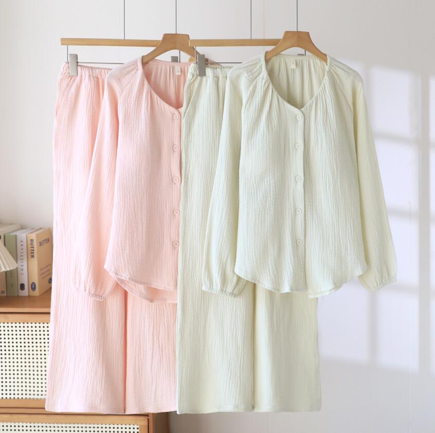 ITEM INFORMATION 【商品詳細】 商品内容：上下セット 至急ご利用頂く場合は事前にメールでご連絡お願いします 忙しい毎日、家に帰ってほっと一息つく時間にほんとにリラックスできるパジャマ ■サイズ M　着丈64　肩幅50　バスト104　ズボン丈93　ヒップ106　身長157-162　体重42-52KG L　着丈66　肩幅52　バスト108　ズボン丈95　ヒップ110　身長160-165　体重52-60KG XL　着丈68　肩幅54　バスト112　ズボン丈97　ヒップ114　身長162-167　体重60-67KG XXL　着丈70　肩幅56　バスト116　ズボン丈99　ヒップ118　身長163-170　体重67-75KG ■色 写真色 ■素材 綿100％ ■注意点※ お取り扱い方法： 手洗いおすすめ致します（30℃を限度） 塩素系及び酸素系の漂白剤の使用禁止　 日陰のつり干しが良い アイロン仕上げ可 洗濯機可 注意事項： ※サイズは平置き手採寸サイズとなります。素人が図る為若干の誤差は御座いますが、ご理解の程宜しくお願い致します。 ※製造中により、商品において色や柄、縫製など多少のほつれ等が生じる場合がございます。神経質の方はご購入をお控え下さい ※モデルに使用している小物、アクセサリ等は商品内容に含まれません。在庫管理や発送上の状況により商品がシワになる場合が御座いますので、予めご了承下さい。 ※商品の在庫状況は更新するように努力しておりますが、在庫切れの際はご理解をいただきますようお願いいたします。 安心保障： 注意書き：画面によって色合いが異なってみえる場合が御座います 不良品の場合、弊社負担で交換・返品対応いたします 一週間以内サイズ・色交換可能（送料生じることがあります） お客様都合より返品受付できない場合がございます（ドレスや舞台衣装、原則として交換可能、返品不可） イメージ違いより返品受付できない場合がございますITEM INFORMATION 【商品詳細】 商品内容：2点セット 至急ご利用頂く場合は事前にメールでご連絡お願いします 忙しい毎日、家に帰ってほっと一息つく時間にほんとにリラックスできるパジャマ ■サイズ M　着丈64　肩幅50　バスト104　ズボン丈93　ヒップ106　身長157-162　体重42-52KG L　着丈66　肩幅52　バスト108　ズボン丈95　ヒップ110　身長160-165　体重52-60KG XL　着丈68　肩幅54　バスト112　ズボン丈97　ヒップ114　身長162-167　体重60-67KG XXL　着丈70　肩幅56　バスト116　ズボン丈99　ヒップ118　身長163-170　体重67-75KG ■色 写真色 ■素材 綿100％ ■注意点※ お取り扱い方法： 手洗いおすすめ致します（30℃を限度） 塩素系及び酸素系の漂白剤の使用禁止　 日陰のつり干しが良い アイロン仕上げ可 洗濯機可 注意事項： ※サイズは平置き手採寸サイズとなります。素人が図る為若干の誤差は御座いますが、ご理解の程宜しくお願い致します。 ※製造中により、商品において色や柄、縫製など多少のほつれ等が生じる場合がございます。神経質の方はご購入をお控え下さい ※モデルに使用している小物、アクセサリ等は商品内容に含まれません。在庫管理や発送上の状況により商品がシワになる場合が御座いますので、予めご了承下さい。 ※商品の在庫状況は更新するように努力しておりますが、在庫切れの際はご理解をいただきますようお願いいたします。 安心保障： 不良品の場合、弊社負担で交換・返品対応いたします 一週間以内サイズ・色交換可能（送料生じることがあります） お客様都合より返品受付できない場合がございます（ドレスや舞台衣装、原則として交換可能、返品不可） イメージ違いよりの返品は受付できない場合がございます