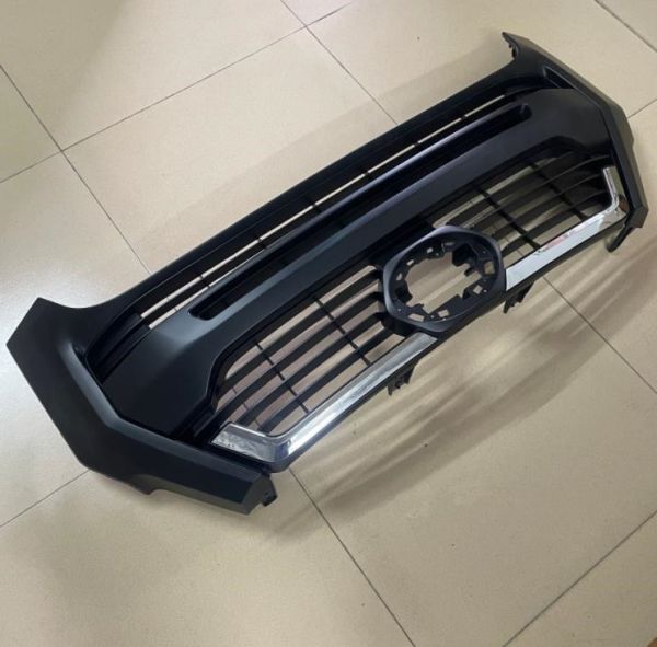 トヨタ ハイラックス GUN125 2020 フロントグリル 後期　X