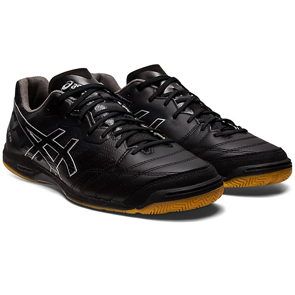 メーカー asics（アシックス） カテゴリー フットサル 分類 シューズ 商品名 asics（アシックス）　1111A217 001　フットサル　シューズ　インドア用　DESTAQUE K FF　デスタッキ K FF 23SS 品番 AS-1111A217-001 カラー・仕様・サイズ サイズ：23.0-29.0cm カラー：001（Black×Black） 素材アッパー：合成皮革/合成樹脂/天然皮革アウター：ゴム底インソール：合成樹脂（取替式） シューズ幅：STANDARD 対応コート：インドア（室内） 対象：メンズ・ユニセックス 生産国：ベトナム製 商品説明 フィット性と安定性を兼ね備えたフットサルシューズ。前足部にはカンガルーレザーを採用し、中足部からかかと部にかけてはよりやわらかな履き心地を提供できるようメッシュを配置。腰裏にも起毛調の素材を採用することにより、快適な履き心地を提供。 　 　 　 　 　 　 　 　 ※この商品のカラーは、 001（Black×Black） となります。