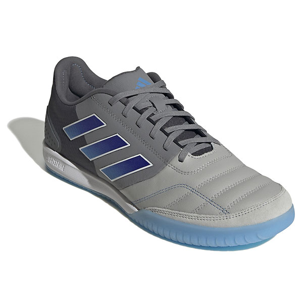 メーカー adidas（アディダス） カテゴリー フットサル 分類 シューズ 商品名 adidas（アディダス）　IE7551　フットサル　インドア　トレーニングシューズ　TOP SALA　トップサラ コンペティション 24Q2 品番 ADJ-IE7551 カラー・仕様・サイズ カラー：IE7551（グレースリー×ブルーバースト×ルシッドブルー） アッパー：天然皮革/合成繊維 アウトソール：ゴム底 対応グラウンド：インドア用（体育館・室内用） 生産国：インドネシア製 商品説明 前足部に上質なカウレザーを使用し、ソフトなボールタッチとフィット感を実現させたシューズ。つま先にスエードを用い、耐久性をさらに高めている。軽量のLightstrikeミッドソールと高いグリップ力を発揮するラバーアウトソールが、コートでの動きをサポート。 　 　 　 　 　 　 　 　 ※この商品のカラーは、 IE7551（グレースリー×ブルーバースト×ルシッドブルー） となります。