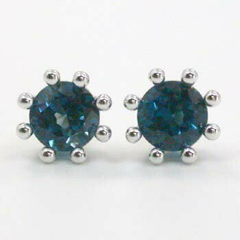 K18WG/K18PGの2種類ございます。インディゴブルートパーズ 5mm八本爪ミルククラウンピアス(太さ0.9mmx長さ10mm芯・シリコンキャッチ付)