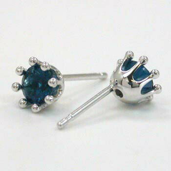 K18WG/K18PGの2種類ございます。インディゴブルートパーズ 5mm八本爪ミルククラウンピアス(太さ0.9mmx長さ10mm芯・シリコンキャッチ付)