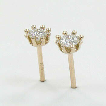 K18PG/K18WGの2種類ございます。天然ダイヤ0.13ctx2八本爪ミルククラウンピアス(VS2 Hカラー)(太さ0.9mmx長さ10mm芯・シリコンキャッチ付)