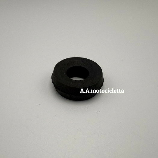 フロントサスペンション用のサイレントラバーです 2個使用されておりますので、上下交換される際は2個ご注文下さい。 適合：VESPA 50s/100/125et3等