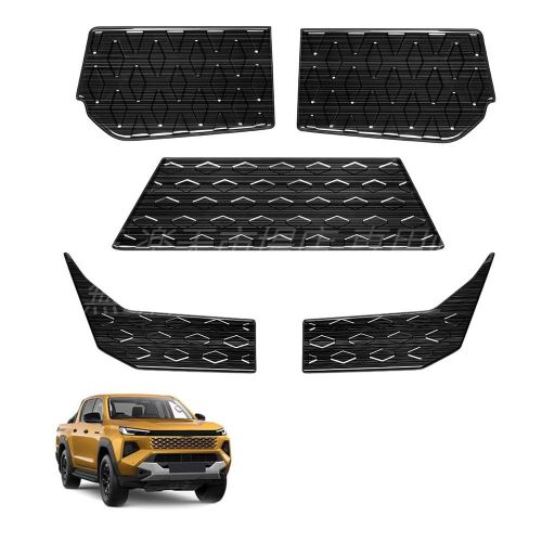 【専用テールゲートフットプロテクションキット】FOR 新型 ハイラックス 9代目 HILUX GUN226型（2026年5月〜現行）テールゲートの内側にぴったりフィットするよう成形されており、ピックアップトラックの改造に特化して設計されています。踏んでも浮き上がったりずれたりしません。【ステンレススチール製ダイヤモンド型滑り止め加工】耐摩耗性と耐傷性に優れ、靴跡や泥汚れを防ぎ、純正プラスチックパネルを摩耗や傷から保護します。【厚みのある防錆金属素材】防水性と耐候性に優れ、日光や雨にさらされても色褪せや変形しにくく、長期間の積載でも安定した耐久性を発揮します。【工具不要の粘着式取り付け】位置を合わせて押すだけで簡単に取り付けられます。剥がす際も跡が残らず、湿らせた布で拭くだけで綺麗になります。【ブラックとシルバーの2色展開】3Dテクスチャがスポーティな外観を演出し、荷物の運搬やキャンプなど、ピックアップトラックのボディ保護に最適なアクセサリーです。