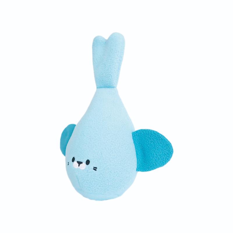 ・TPRの優しい重りで安心安全！しっぽやひれを噛み噛みしたり、 　手や鼻でおもちゃを揺らすと起き上がってくるおもちゃです。 ・パリパリ音の鳴るフィルム入り。 ［適応種］ 超小型犬～小型犬 ［使用方法］ 床に置いてゆらゆら揺らしたり、パーツを噛んだりして遊ばせてください。 ［お手入れ方法］ ・汚れた際は手洗いをしてください。日陰干しをして中までよく乾燥させてください。 ※多少の型崩れや色落ちすることがあります。 ・熱湯消毒や漂白剤、ベンジン、シンナー、アルコールなどの使用はおやめください。 ［保管方法］ ・遊び終えたら犬が触れない所へ保管してください。 ・幼児やペットの手の届く場所での保管はしないでください。 ・火災・変形の恐れがありますので、火気のそばでは使用しないでください。 ・劣化を早める原因となりますので、直射日光の当たる場所に放置しないでください。 〔注意事項〕 ※重りが入っています。危険ですので、投げたり叩いたりしないでください。 重りが出てきた場合は使用を中止してください。 ※パリパリフィルムを使用しています。遊び方や力によって破損することがあります。 本品が傷みはじめたら使用を中止してください。 ・超小型・小型犬用ですので、対象犬種をお守り頂き、必ず人が見ている所で遊ばせてください。 ・使用中に犬が壊すことがあります。使用する度、本品の傷み具合を点検してください。 傷みが目立ち始めた、又壊した場合は使用を中止してください。 ・強く噛んだりすると破損する恐れがあります。 ・長く噛み続けている場合は一度おもちゃを離してください。 ・お子様が使用する場合は、保護者の方が立ち会ってください。 ・万一、人やペットが本品の一部を誤飲した場合は各医師にご相談ください。 ・廃棄する際は、各自治体の指示に従い分別してください。