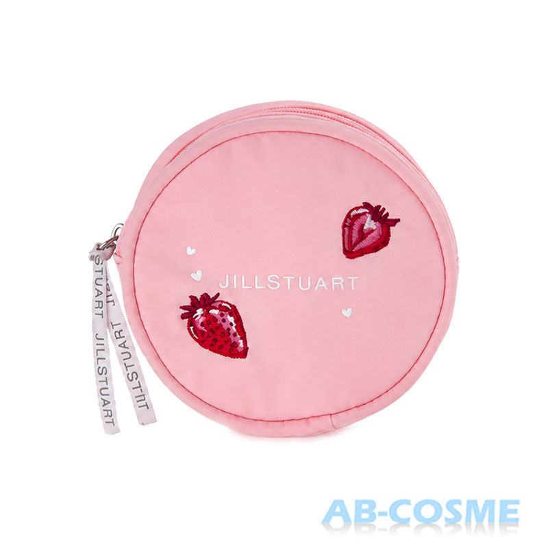 ITEM INFORMATIONブランドジルスチュアート JILL STUART 商品名ストロベリー＆ティー トリーツ オリジナル刺繡ポーチ #ピンク商品説明甘く華やかなストロベリー＆ティーの世界観を表現した、ジルスチュアート限定デザインのオリジナル刺繍ポーチ。 やさしいピンクカラーに繊細な刺繍をあしらい、上品でフェミニンな印象に仕上げました。 コスメや小物をすっきり収納できる使いやすいサイズ感で、持ち運びにも便利。 毎日のメイクタイムやお出かけを華やかに彩るアイテムです。＜商品について＞並行輸入品の為、国内の商品と成分・色味・パッケージが若干異なる場合がございます。商品の検品と同時にシールの貼り付け（外箱・本体）を行っている商品がございます。＜画像について＞画像については実際のカラーとは若干異なる場合がございます。実際のカラーはお近くの店舗で確認下さいませ。入荷時期によりパッケージに変更がある場合がございます。予めご了承くださいませ。＜返品について＞輸送の都合上、外箱・容器などに傷やへこみ等がある場合がございます。外箱の潰れや傷みによる返品は受け付けておりません。(ただし、商品自体に不具合がある場合はこの限りではございません。）ご了承の上、ご購入くださいませ。容量備考＜サイズ＞ 横幅:約11cmx高さ:約11cmxマチ:約3.5cmメーカージルスチュアート JILL STUARTカテゴリーポーチ原産国中国区分小物 広告文責株式会社SABBATH CORPORATION06-6567-1122注目キーワード化粧品 コスメ 美容 誕生日プレゼント 誕生日 プレゼント ギフト レディース 女性 女友達 母親 母 お母さん 彼女 祖母 妻 娘 義母 大人 20代 30代 40代 50代 60代 70代 贈り物 ご褒美 バレンタイン ホワイトデー 母の日ギフト 母の日プレゼント 母の日のプレゼント 母の日プレゼントギフト デパコス 2024 クリスマスコフレ コスメ福袋 福袋