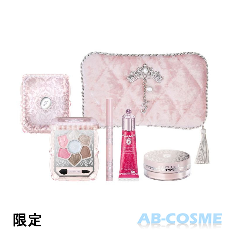 ITEM INFORMATIONブランドジルスチュアート JILL STUART商品名ドロージープリンセス コレクション 限定商品説明ふんわり枕でまどろむ夜に、夢みるプリンセス。 ホリデーの魔法で、憧れのきらめきを纏うコフレ。 <商品特長> ●まどろむ夜に、夢みるプリンセスをイメージしたホリデーコレクション。アイカラーパレット、アイライナー、リップグロス、フェイスパウダー、ポーチがセットになった限定コフレです。 ●ドレスドブルーム アイズ ドロージープリンセスは、星明かりのクローゼットから取り出したドレスを纏うような7色のパレット。クラシカルな佇まいのコンパクトで、アイカラーの表面にはプリンセスの寝室から連想したレリーフをあしらいました。 ●ニュアンスルック リキッドアイライナー ドロージープリンセスは、持ち手にシルバー箔の華やかな装飾を施した、グレイッシュブラウンの限定色です。 ●ドリーミー リップグロス ドロージープリンセスは、クリスタルが輝くキャップが印象的。カラーは青みがかったシアーレッドです。 ●グロウシフォン ラスティング ルースパウダー ドロージープリンセスは、いつでもお直しが叶うパフ付きの限定ミニサイズ。繊細なきらめきと血色感をあたえるピンクです。 ●ドリーミームスキーアンバーの香り。 ●ポーチは、上品な光沢感でヴィンテージのやわらかい枕をイメージしたデザイン。ティアラから揺れるパールや「J」チャーム、タッセルがロマンティックを演出しています。 【ポーチサイズ】W約190mm×H約110mm×D約25mm<商品について>並行輸入品の為、国内の商品と成分・色味・パッケージが若干異なる場合がございます。商品の検品と同時にシールの貼り付け(外箱・本体)を行っている商品がございます。<返品について>輸送の都合上、外箱・容器などに傷やへこみ等がある場合がございます。外箱の潰れや傷みによる返品は受け付けておりません。(ただし、商品自体に不具合がある場合はこの限りではございません。)ご了承の上、ご購入くださいませ。<画像について>画像については実際のカラーとは若干異なる場合がございます。実際のカラーはお近くの店舗で確認下さいませ。入荷時期によりパッケージに変更がある場合がございます。予めご了承ください。容量備考【キット内容】 ・ドレスドブルーム アイズ ドロージープリンセス 6g ・ニュアンスルック リキッドアイライナー ドロージープリンセス 0.4mL ・ドリーミー リップグロス ドロージープリンセス 15g ・グロウシフォン ラスティング ルースパウダー ドロージープリンセス 3g ・ポーチメーカージルスチュアートカテゴリーメイクアップキット原産国日本区分化粧品広告文責株式会社SABBATH CORPORATION06-6567-1122注目キーワード化粧品 コスメ 美容 誕生日プレゼント 誕生日 プレゼント ギフト レディース 女性 女友達 母親 母 お母さん 彼女 祖母 妻 娘 義母 大人 20代 30代 40代 50代 60代 70代 贈り物 ご褒美 バレンタイン ホワイトデー 母の日ギフト 母の日プレゼント 母の日のプレゼント 母の日プレゼントギフト デパコス 2024 クリスマスコフレ コスメ福袋 福袋 ジルスチュアート コフレ ジル・スチュアート コフレ jillstuart jill stuart JILL STUART ジルスチュアート リボンファッションショー（限定） JILL STUART Ribbon Fashion Show Collection JILL STUART ジルスチュアート ホリデーコレクション【2025 クリスマス コフレ 限定品】