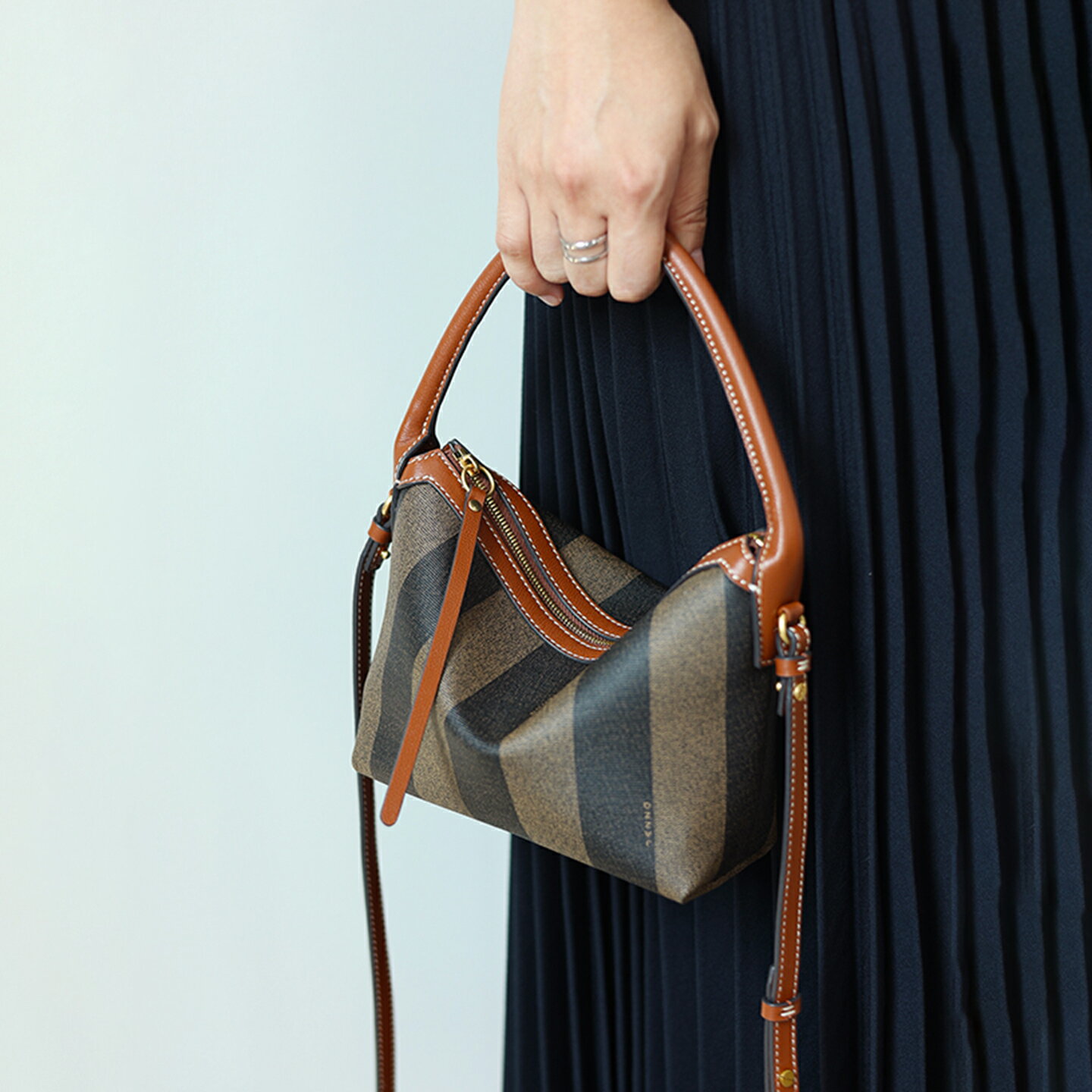 ＼3,000円OFFクーポン配布中／【a bag a life】本革 ハンドバッグ レディース 2way ショルダーバッグ ミニバッグ 小さめ 斜めがけ 大人 おしゃれ 軽い 軽量上品 きれいめ シンプル ミニトートバッグ 鞄 レザー iPhone対応 長財布対応 ギフト プレゼント 送料無料