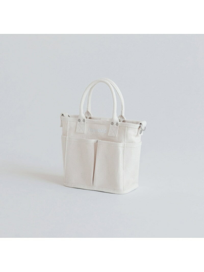 Rouge vif la cle（ルージュ・ヴィフ ラクレ）【VegieBAG/ベジバッグ】MINI SQUARE / キャンバス ショル「野菜を収容するバッグ」という発想のもとシンプルで洗練されたデザインかつ、収容力の高さなど、高い機能性を両立されたバッグを送り出している日本ブランド、VegieBAGのキャンバスバッグ。小ぶりなスクエア型MINISQUARE。小ぶりで可愛らしいサイズ感なのに内側、外側合わせてなんと11個のポケットがついた高い収容力が魅力的！財布、携帯、タオル、ポケットティッシュ、持ち運び充電器、エコバッグ、鏡にリップ、、、、。普段使うものがたくさんのポケットに綺麗におさまる機能性の高さに感動すること間違いなしです◎ちょっとしたお買い物に、お出かけに....。様々な用途に大活躍の、毎日でも使いたくなるバッグです。厚手のしっかりとしたキャンバス地に、取り外し可能な底板が付いているので型崩れしにくいタフな部分も魅力的。一度使うとその便利さに各サイズ集めたくなる、シンプルで洗練された、デイリーに活躍するバッグです。基本的に野菜は畑で育っている状態で保存するのが望ましい。鮮度を長持ちさせるためには、人参や大根、ねぎなどの立ち野菜は、「立てたまま」の保存が最適です。VegieBAGは朝市やファーマーズマーケットで買った野菜をポケットに入れ、帰宅後もそのまま「見せる収納」としても使用できるバッグです。【付属品】・ショルダーストラップバッグサイドの金具にショルダーストラップを取り付け可能。重い荷物を入れても負担が少なく持ち運びができる。・底板取り外し可能の底板。重い荷物を入れる時は底板あり、バッグ自体の重さをできるだけ軽くしたい場合は、底板を外して使用がおすすめ。◆商品スペック◆・重さ：KINARI/300g、BLACK/280g・外側ポケット/5、内側ポケット/6、内側パーテーション/1◆メーカー品番◆アイボリーVC-105ブラックVC-205◆メーカー色名(表示色名)◆KINARI(アイボリー)BLACK(ブラック)【VegieBAG/ベジバッグ】ReDesign2010年に発売されたベジバッグ。野菜の素晴らしさや農家の暮らしをファッションやインテリアを通じて、表現したい。そんな想いを持って提案し続けてきました。これまで過去13年、様々な提案を行いましたが、基本的なデザインは変えずモノづくりを行ってきました。2023年はベジバッグのコンセプトを現代的に解釈し、リデザインしてご提案します。・モデル撮影画像は、光の当たり具合やパソコンなどの閲覧環境によって、実際の色味と異なって見える場合がございます。商品の色味は商品単体で撮影した詳細画像をご参照ください。・汚れが付いた際には、毛先の柔らかい洋服ブラシや乾いた布などで表面を払ってください。・摩擦、水分、雨、汗などにより他の物への色落ち、シミやカビが発生する恐れがあります。・変色、シミやカビの原因となりますので濡れたまま放置、保管はしないでください。・デザイン上、一部裁ち切り(切りっぱなし)で仕上げており、くり返しのご使用によりほつれが生じる場合がございます。・この製品は、特殊加工を施して生地に硬さを出しています。素材の特性上、くり返しのご使用により、生地が馴染んでやわらかく変形し、型崩れする場合があります。また、特殊なプリントを施しているため、摩擦によりひび割れやはく離が生じることがありますのでご注意ください。アイボリーモデル：H153B76W58H78着用サイズ：F型番：04489861103-83-3B KM3316【採寸】サイズ:F,タテ:21cm,ヨコ:21cm,マチ:10cm商品のサイズについて【商品詳細】中国素材：綿サイズ：F※画面上と実物では多少色具合が異なって見える場合もございます。ご了承ください。商品のカラーについて 【予約商品について】 ※「先行予約販売中」「予約販売中」をご注文の際は予約商品についてをご確認ください。■重要なお知らせ※ 当店では、ギフト配送サービス及びラッピングサービスを行っておりません。ご注文者様とお届け先が違う場合でも、タグ（値札）付「納品書 兼 返品連絡票」同梱の状態でお送り致しますのでご了承ください。 ラッピング・ギフト配送について※ 2点以上ご購入の場合、全ての商品が揃い次第一括でのお届けとなります。お届け予定日の異なる商品をお買い上げの場合はご注意下さい。お急ぎの商品がございましたら分けてご購入いただきますようお願い致します。発送について ※ 買い物カートに入れるだけでは在庫確保されませんのでお早めに購入手続きをしてください。当店では在庫を複数サイトで共有しているため、同時にご注文があった場合、売切れとなってしまう事がございます。お手数ですが、ご注文後に当店からお送りする「ご注文内容の確認メール」をご確認ください。ご注文の確定について ※ Rakuten Fashionの商品ページに記載しているメーカー希望小売価格は、楽天市場「商品価格ナビ」に登録されている価格に準じています。 商品の価格についてRouge vif la cleRouge vif la cleのショルダーバッグバッグご注文・お届けについて発送ガイドラッピンググッズ3,980円以上送料無料ご利用ガイド