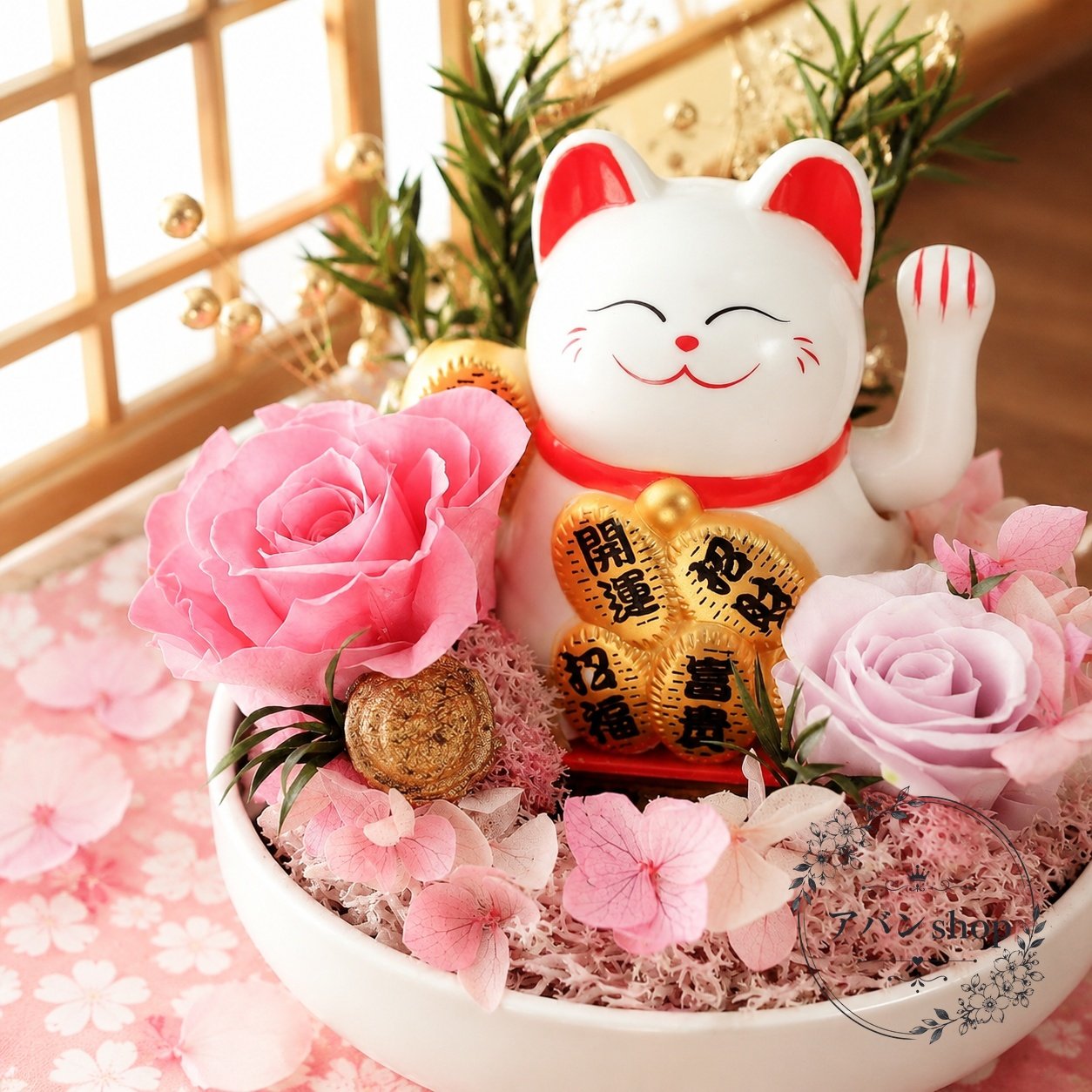 招き猫を中心に、花材をあしらった卓上インテリアです。玄関や店先、リビングなどに飾りやすい、縁起のよい雰囲気の置き物としてお使いいただけます。商品特徴：招き猫モチーフに花を組み合わせた飾りやすいデザイン適用シーン：玄関、店舗入口、カウンター、リビング、棚上の装飾用途：開店祝い、新築祝い、記念日、贈り物、インテリア小物注意事項：直射日光、高湿度の場所は避けてください。水やり不要のタイプとして案内されています。日本語説明書は付属しない場合があります。※掲載内容は商品情報に基づく案内です。表現は実際の仕様に合わせてご確認ください。招き猫を中心に、花材をあしらった卓上インテリアです。玄関や店先、リビングなどに飾りやすい、縁起のよい雰囲気の置き物としてお使いいただけます。商品特徴：招き猫モチーフに花を組み合わせた飾りやすいデザイン適用シーン：玄関、店舗入口、カウンター、リビング、棚上の装飾用途：開店祝い、新築祝い、記念日、贈り物、インテリア小物注意事項：直射日光、高湿度の場所は避けてください。水やり不要のタイプとして案内されています。日本語説明書は付属しない場合があります。※掲載内容は商品情報に基づく案内です。表現は実際の仕様に合わせてご確認ください。