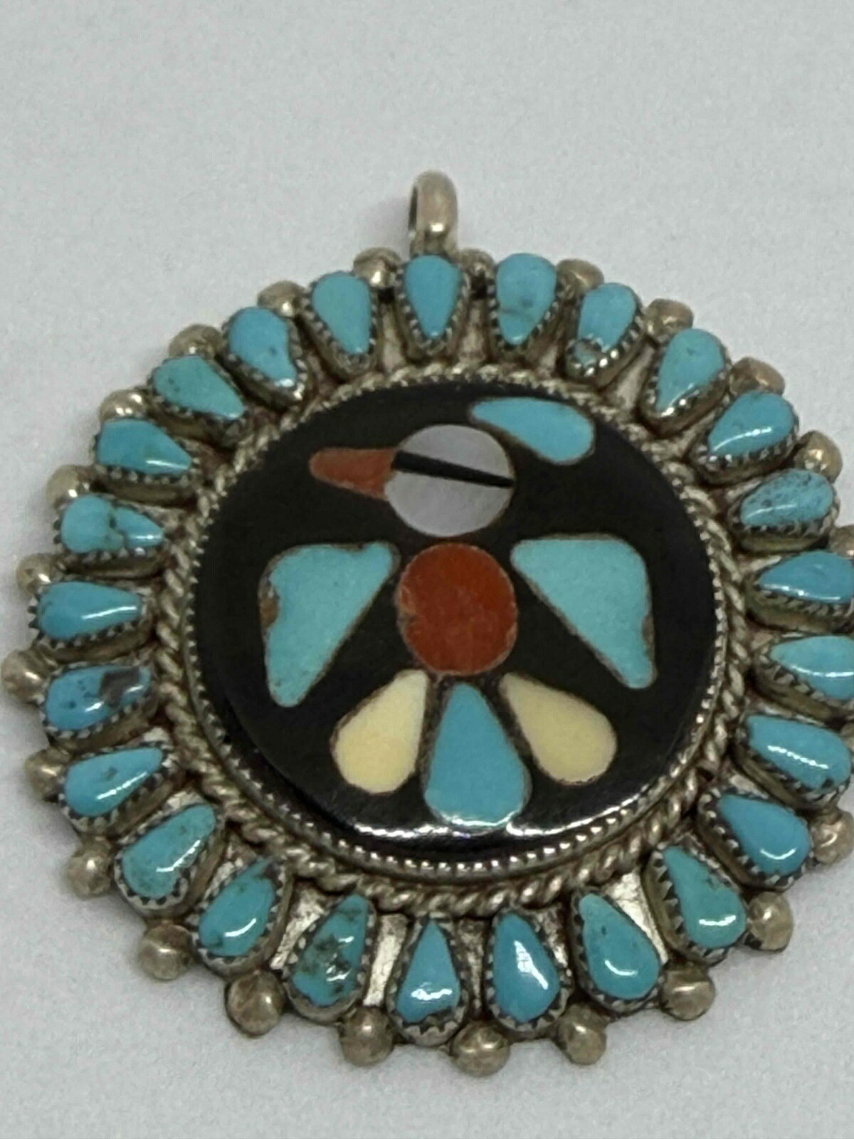 Abbot kinneyのZUNI族（ズニ族）サンダーバード ネックレストップ（NAVAJO-NTS-02) ペティットポイントターコイズ ニューメキシコ現地買付｜アングル3