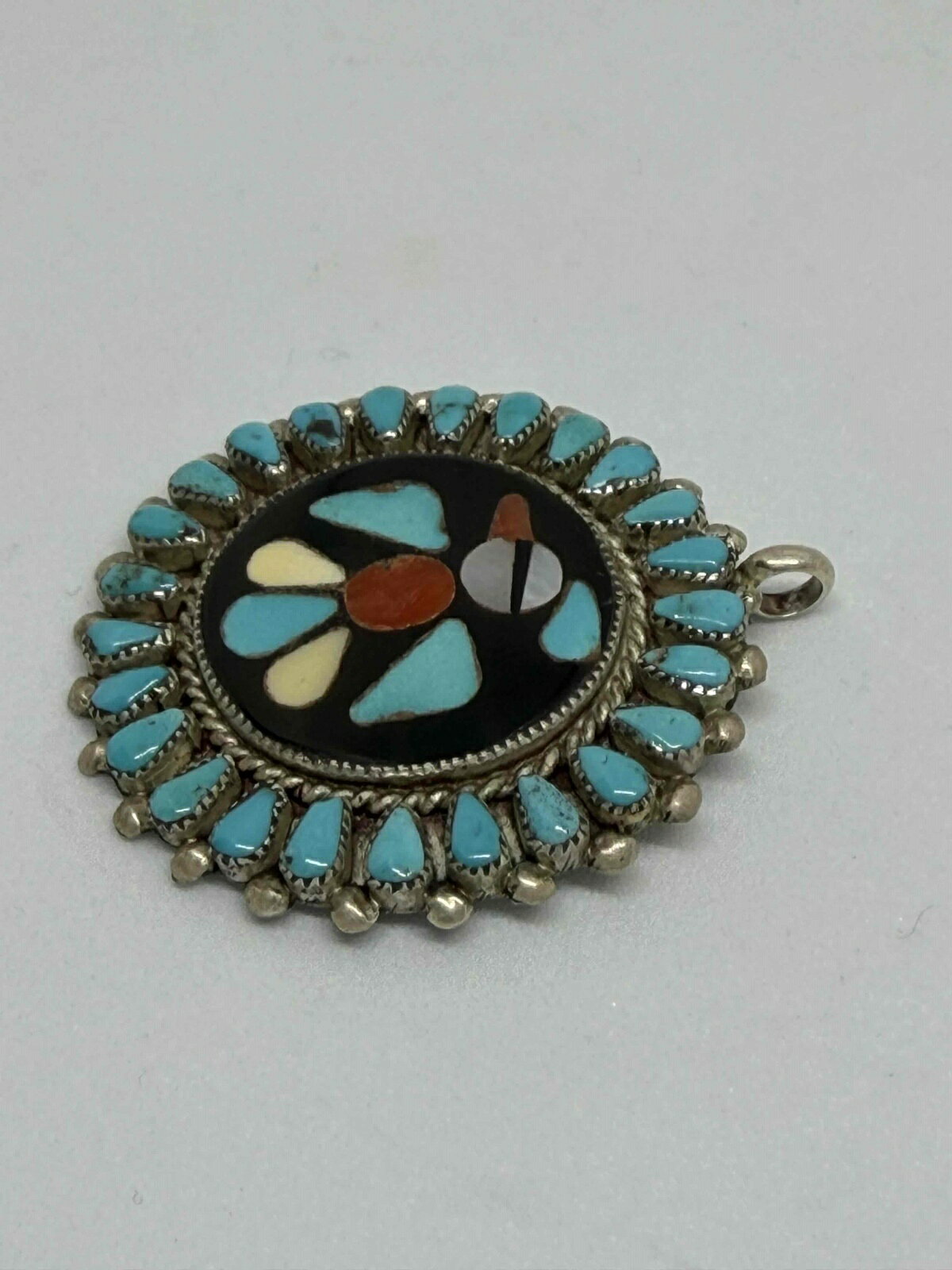 Abbot kinneyのZUNI族（ズニ族）サンダーバード ネックレストップ（NAVAJO-NTS-02) ペティットポイントターコイズ ニューメキシコ現地買付｜アングル2