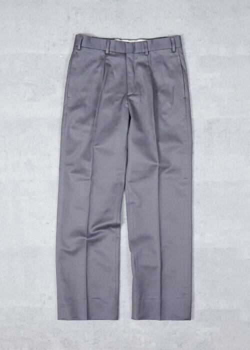 イタリア軍で採用されていたチノパンツのグレーです。 速乾性に優れたコットンでこれからの季節にもオススメ。 シルエットもワンタックでイタリアらしいナローな感じが落ち着いた雰囲気のあるパンツです。 フロントは使いやすいジッパーフライ仕様で、ポケットはスラッシュポケット、バックポケットは右側のみのシンプルなデザインです。左ハンドポケットの上部にコインポケットが備わっています。 ■サイズ 48→ ウエスト80 cm 、総丈102～108 cm 、股下76～82 cm、もも幅 30 cm 、裾幅23 cm 50→ ウエスト84 cm、総丈102～108 cm、股下 76～82 cm、もも幅 32 cm 、裾幅23 cm ■生地　COTTON100％ ※デッドストック(未使用品ですが長期にわたり倉庫にて保管されていた商品)の為、日焼け、色ブレなどあります。 予めご了承の上ご注文下さい。