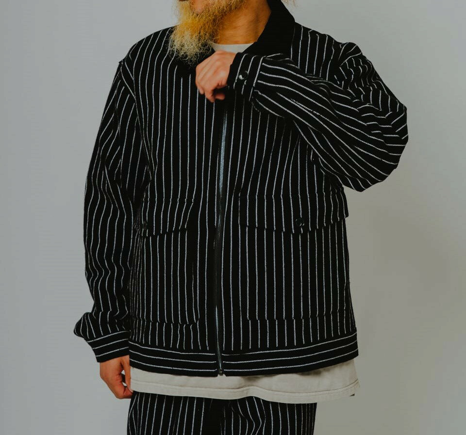 【BIG MIKE】BIGMIKEを象徴するヘビーフランネルを、トラッカージャケット型へ。 コットン100％の存在感あるフランネル生地を使用しながら、一般的な長袖ネルシャツとは違い、身幅にゆとりを持たせ、着丈をコンパクトに設定。シャツの気軽さを残しながら、一枚でしっかりと形になるジャケットへ仕上げています。 襟にはボディと異なるコーデュロイ素材を切り替え。柔らかなフランネルに畝のあるコーデュロイを組み合わせることで、ワークウェアらしい素材のコントラストをプラスしています。 フロントはボタンではなくジップアップ仕様。TシャツやロンTの上からサッと羽織るのはもちろん、身幅にゆとりがあるため、スウェットやニットを重ねた秋冬のレイヤードにも対応します。デニムと合わせた王道のアメリカンワークから、太めのチノやペインターパンツを合わせたボリュームのあるスタイルまで。スラックスで少しきれいにまとめるのもおすすめです。 BIGMIKE定番のヘビーフランネルを、「シャツ」ではなく「ジャケット」として楽しむ。短めの着丈とワイドな身幅のバランスが、いつものネルシャツとは違ったスタイリングをつくる一着です。 ＜素材＞ Cotton 100％ ＜サイズ＞ Mサイズ：身幅：60cm　着丈：65cm　肩幅：51cm　袖丈：61cm Lサイズ ：身幅：62cm　着丈：67cm　肩幅：53cm　袖丈：62cm XLサイズ ：身幅：64cm　着丈：69cm　肩幅：55cm　袖丈：63cm ※実測による採寸の為、若干の誤差、個体差はご了承ください。 171cm 60kg Lサイズ着用 【BIG MIKE】全商品を見る↓クリック♪